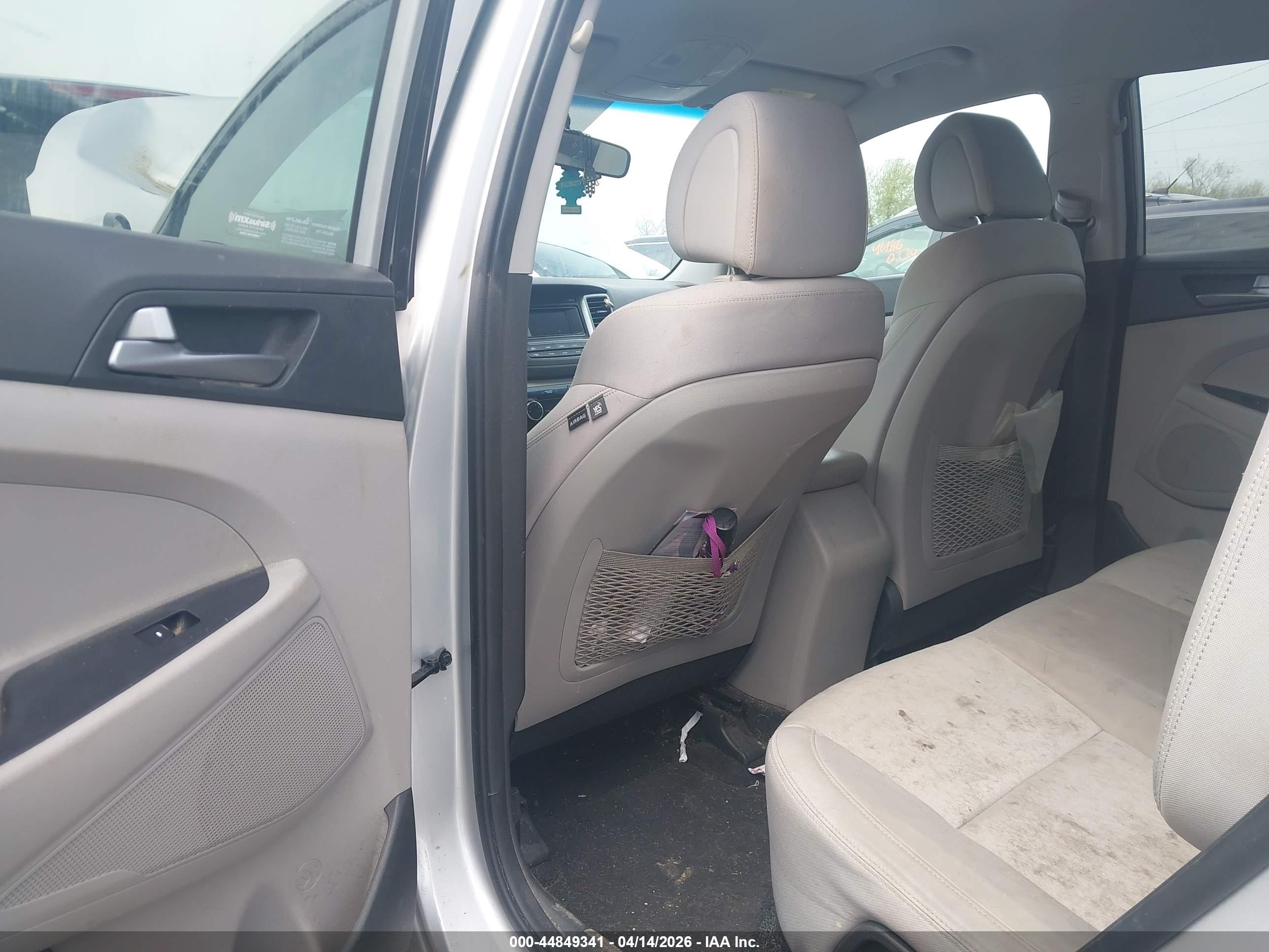 HYUNDAI TUCSON image 8