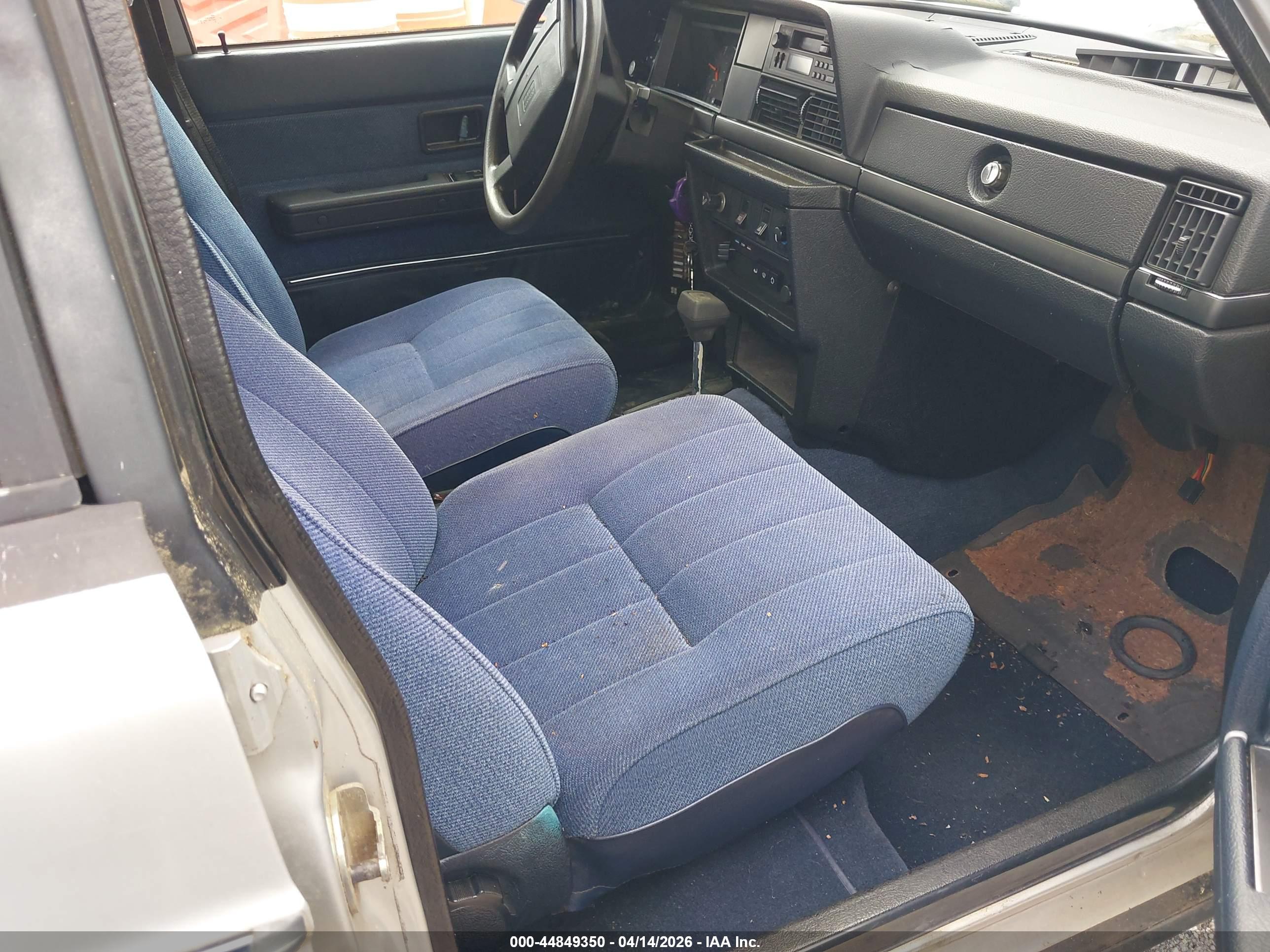 VOLVO 240 image 5