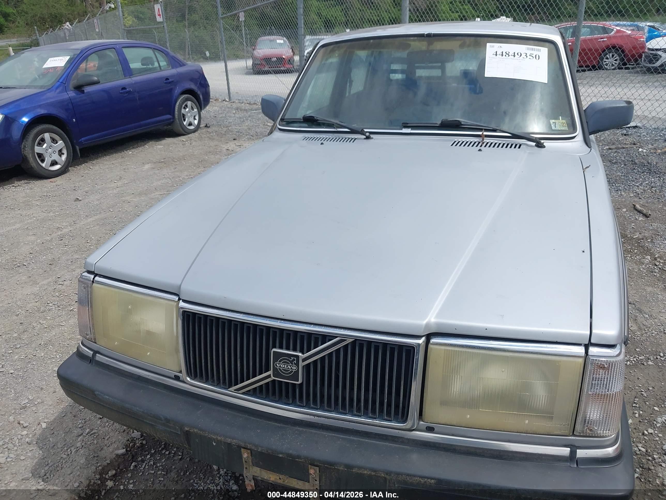 VOLVO 240 image 6