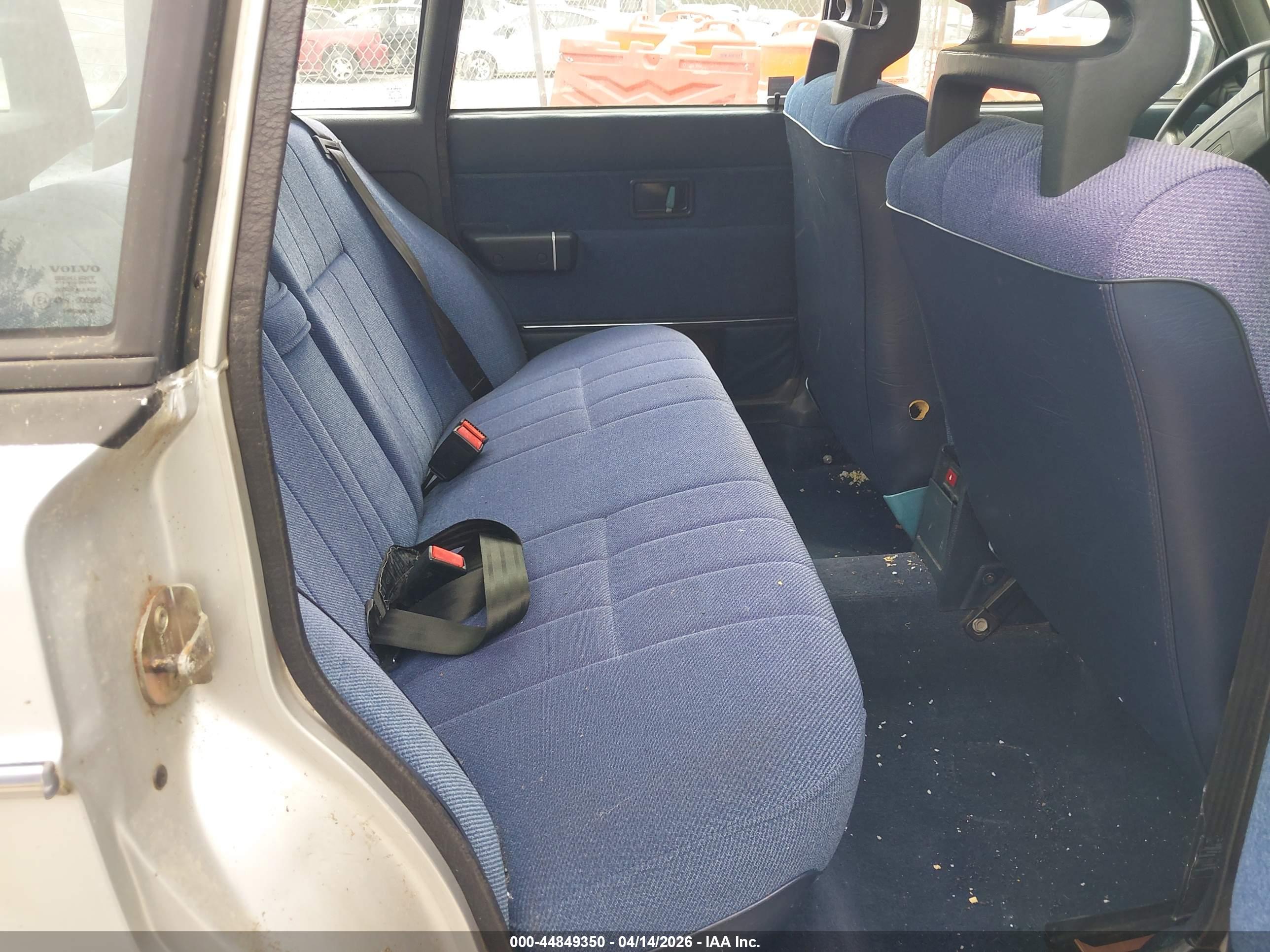 VOLVO 240 image 8