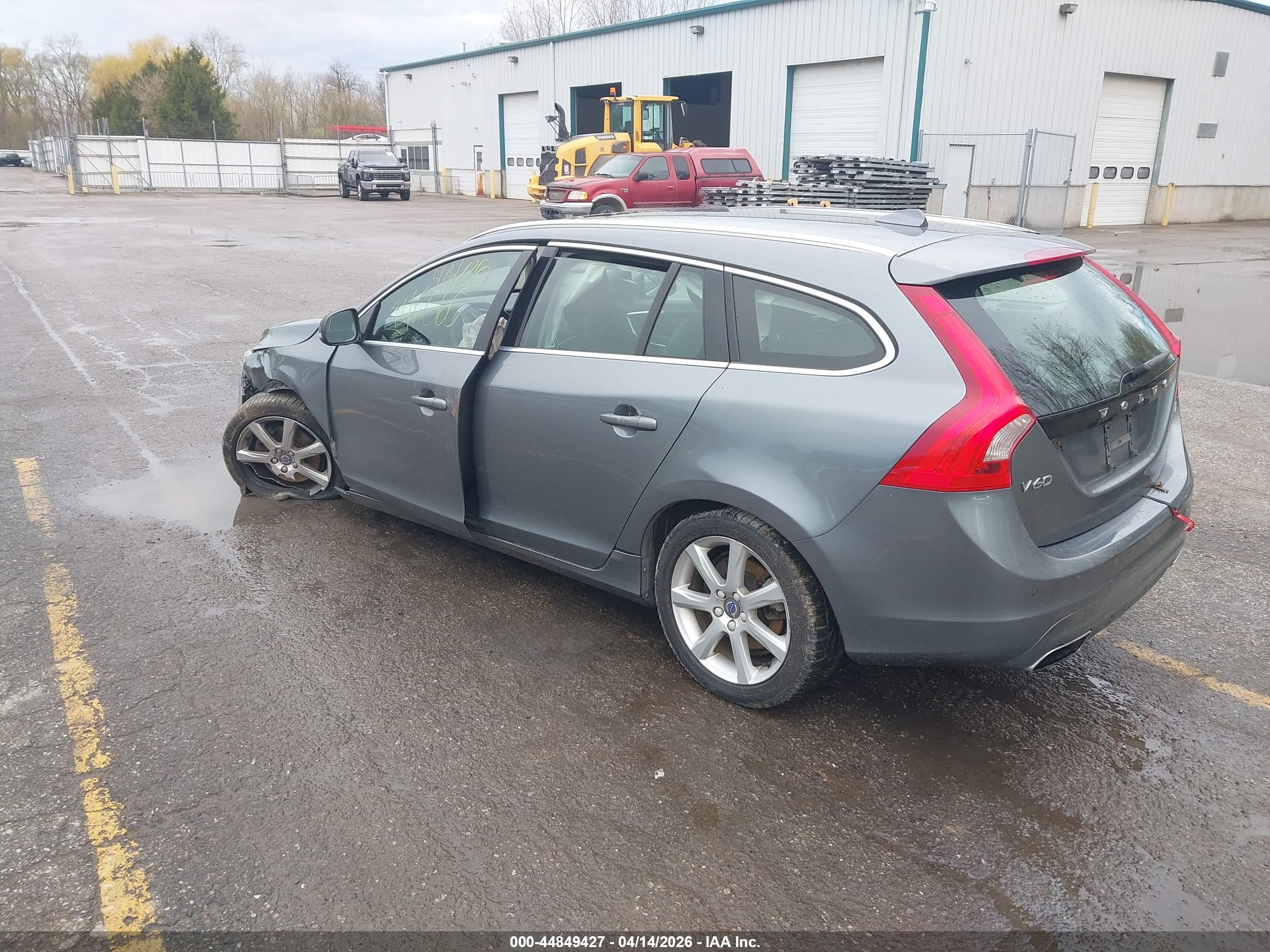 VOLVO V60 image 3