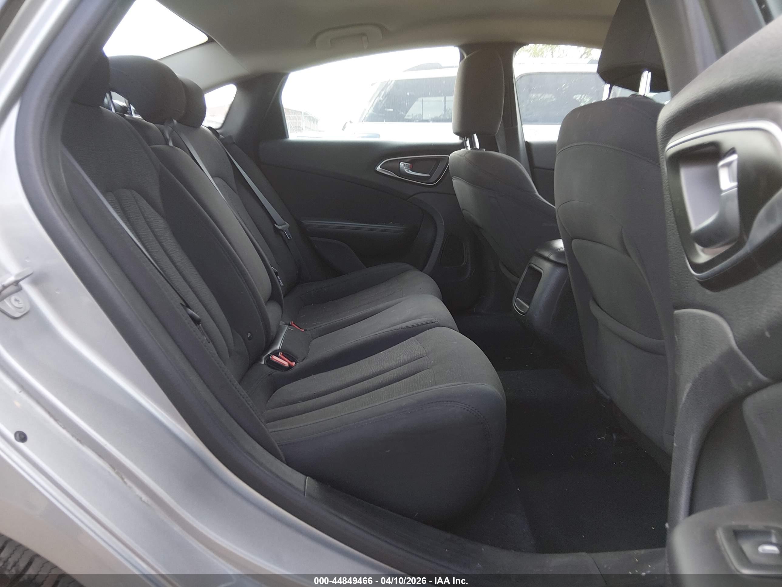 CHRYSLER 200 image 8
