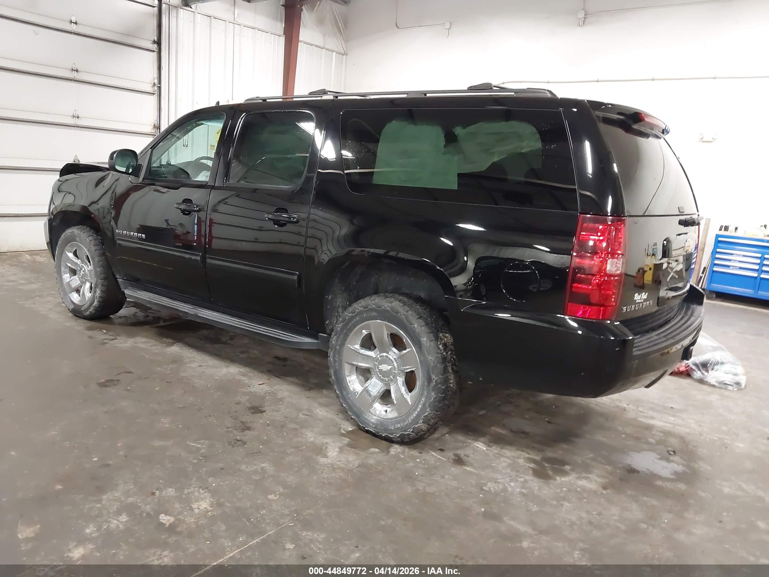 CHEVROLET SUBURBAN image 3