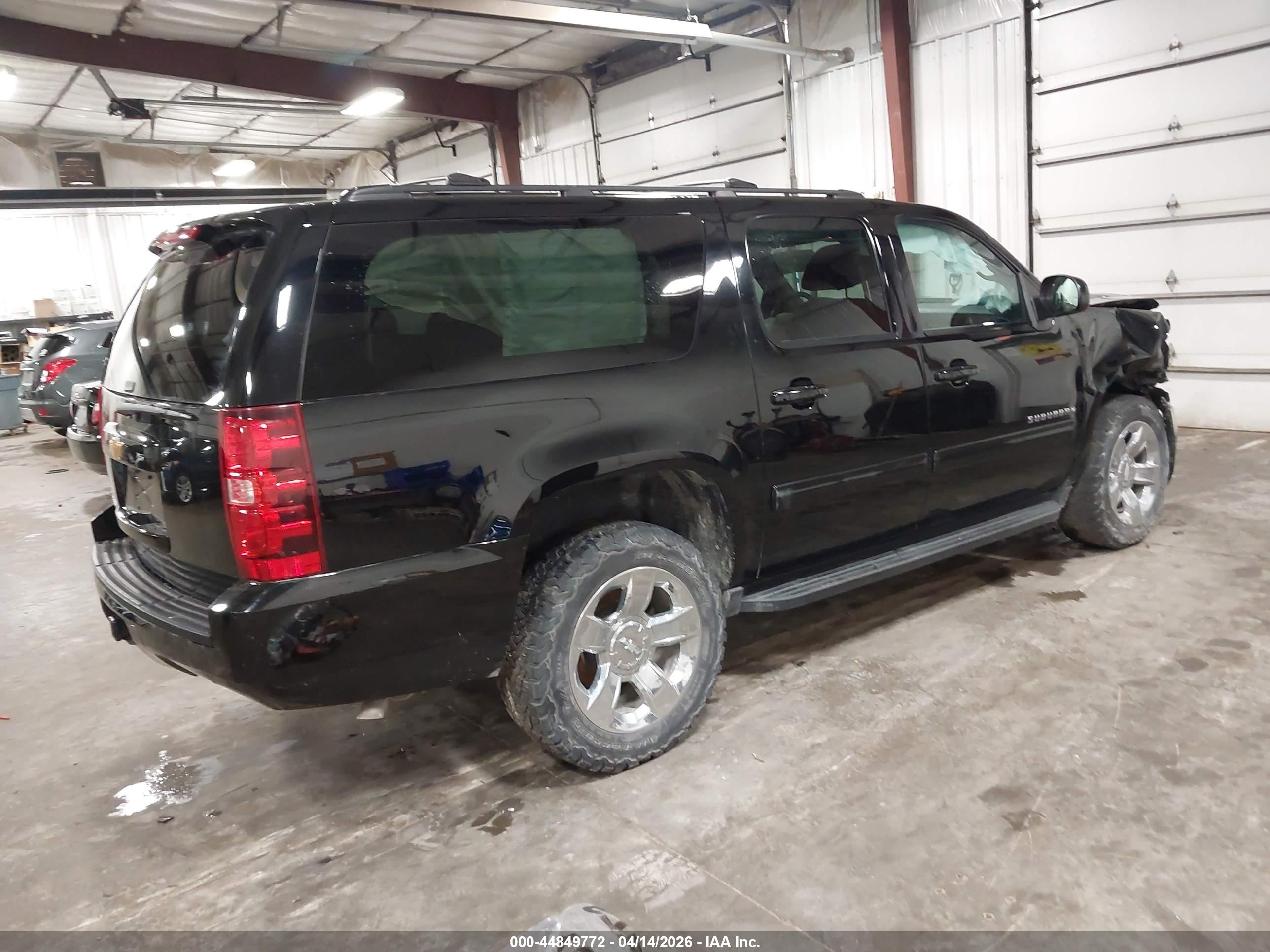 CHEVROLET SUBURBAN image 4