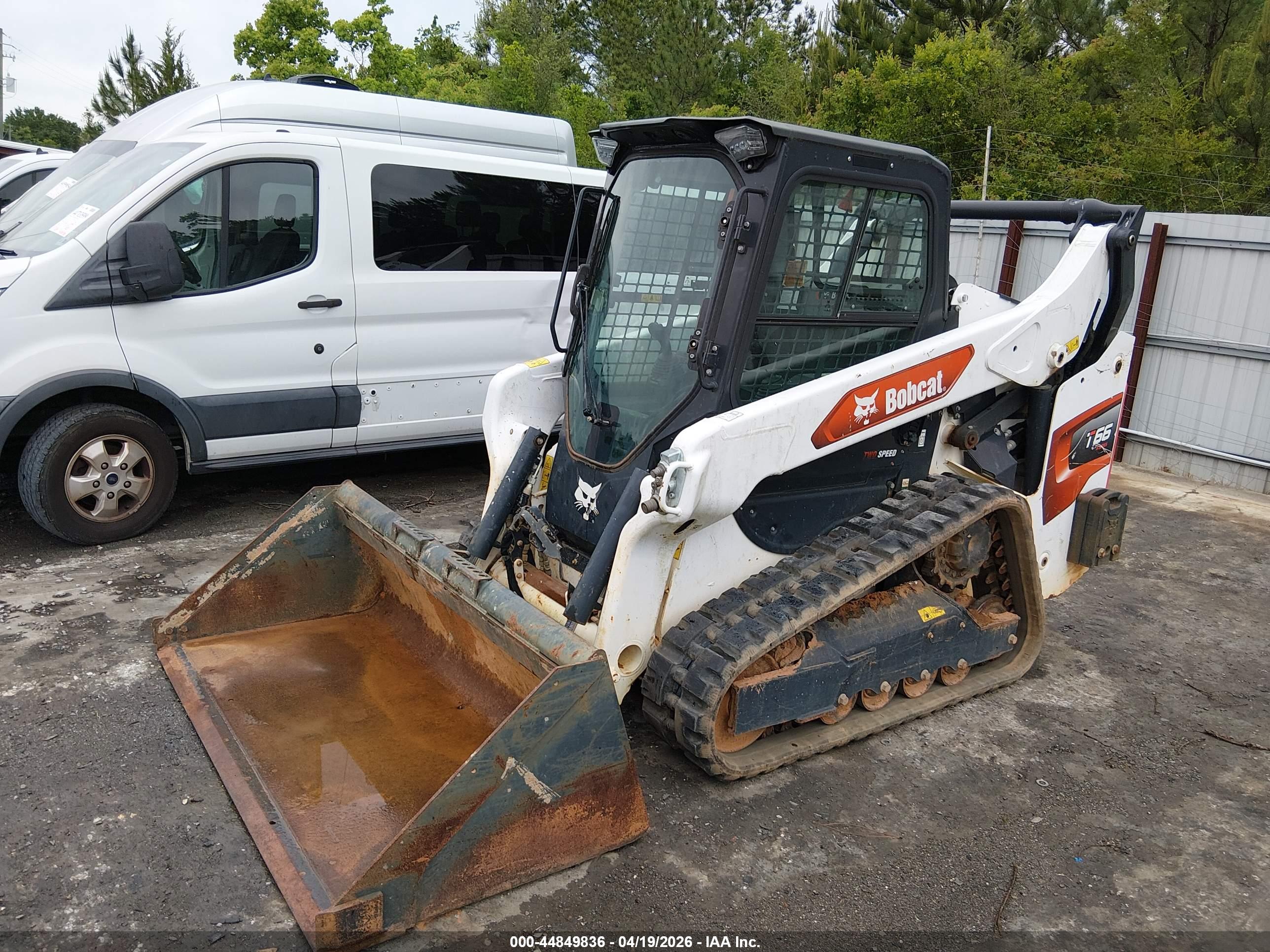 BOBCAT T66 image 2