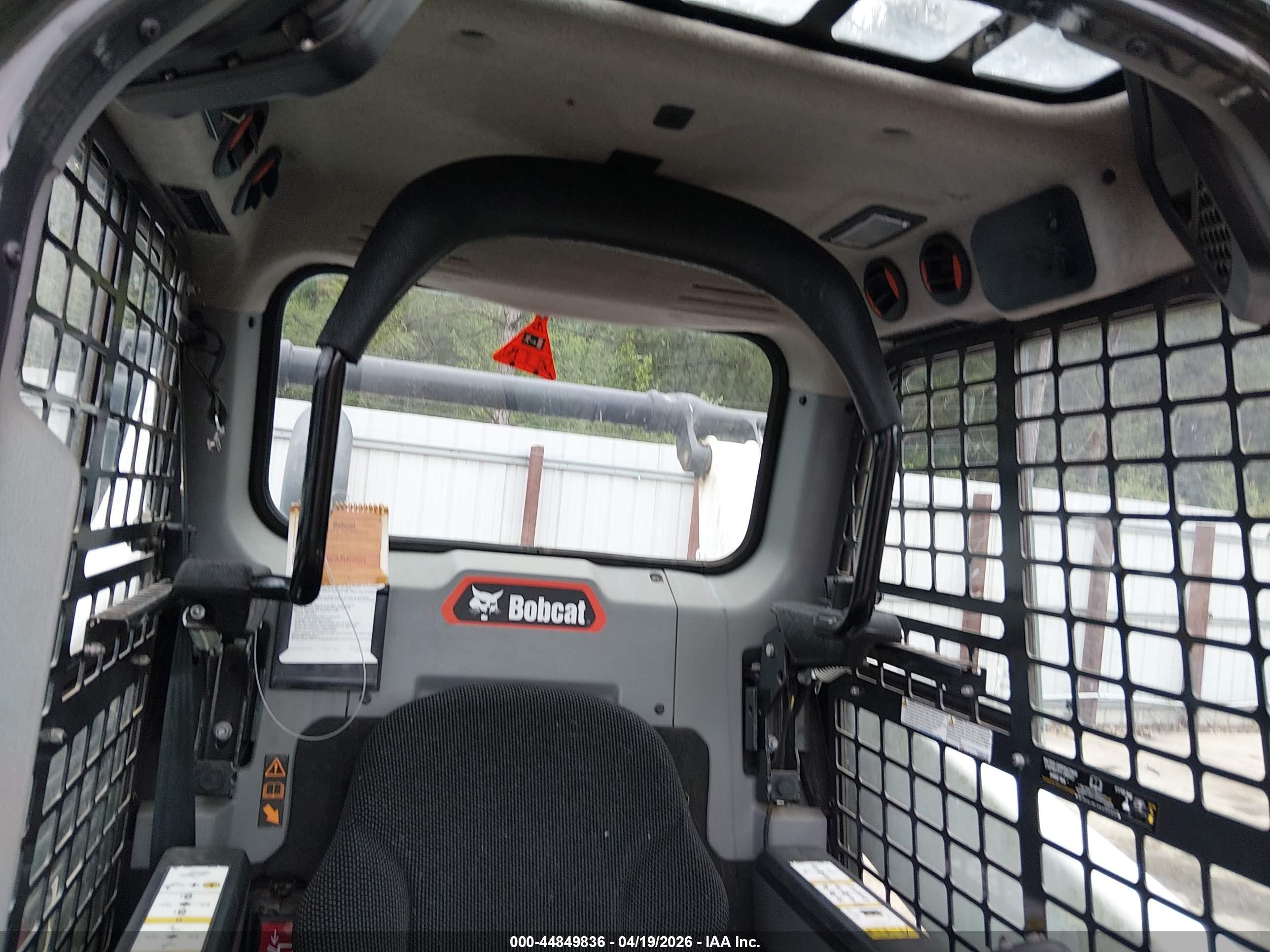 BOBCAT T66 image 8