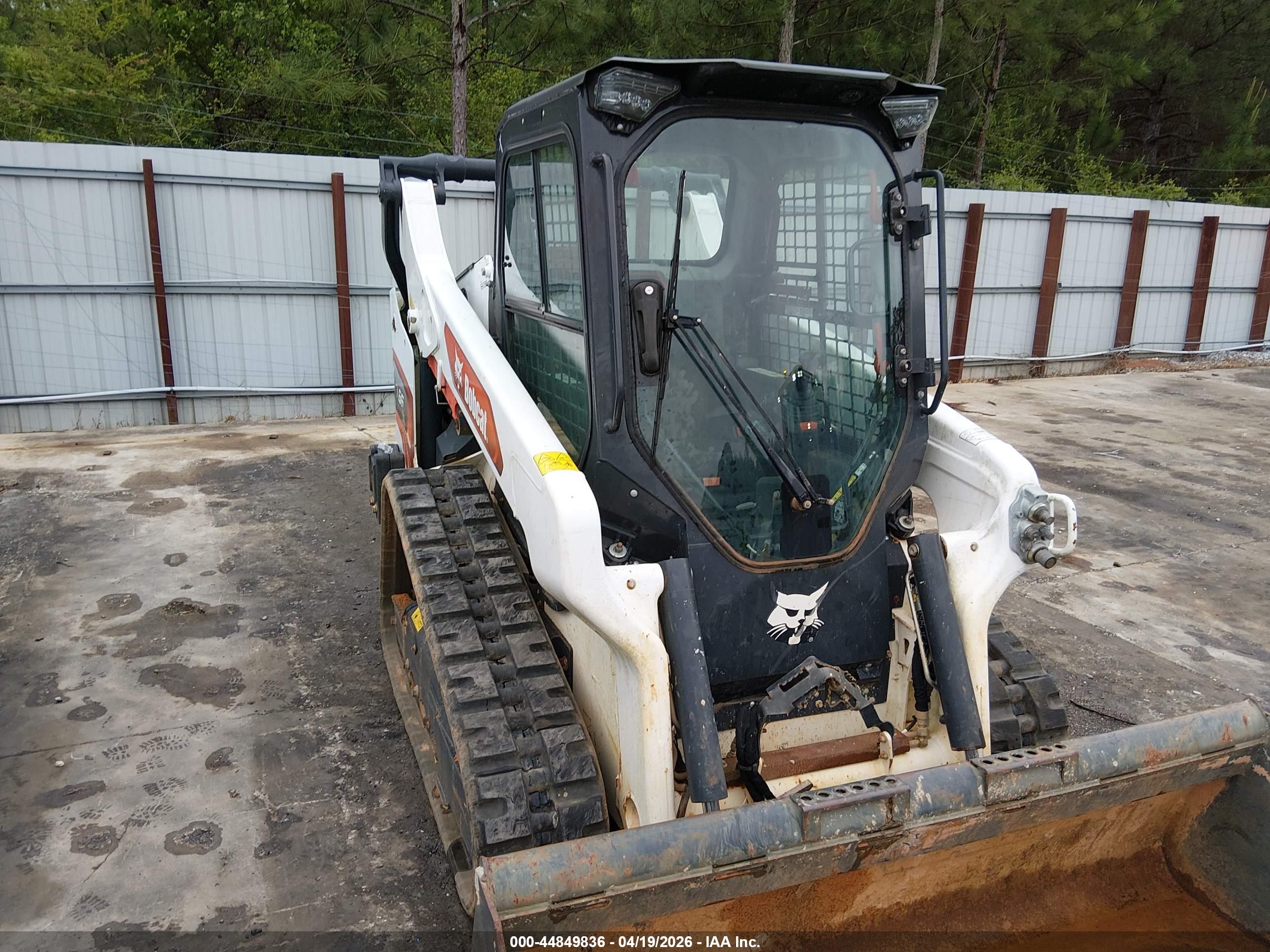 BOBCAT T66 image 9