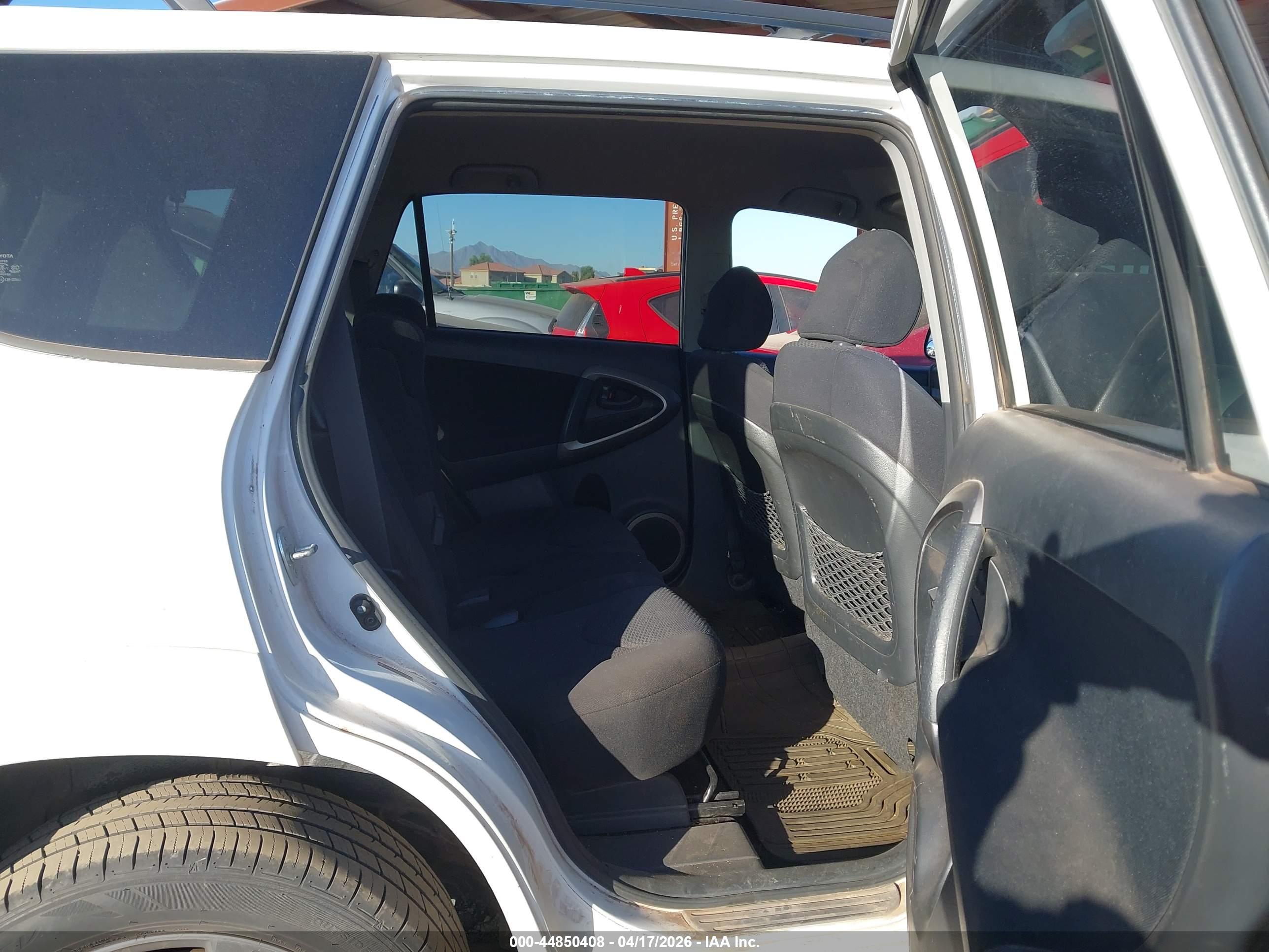 TOYOTA RAV4 image 8