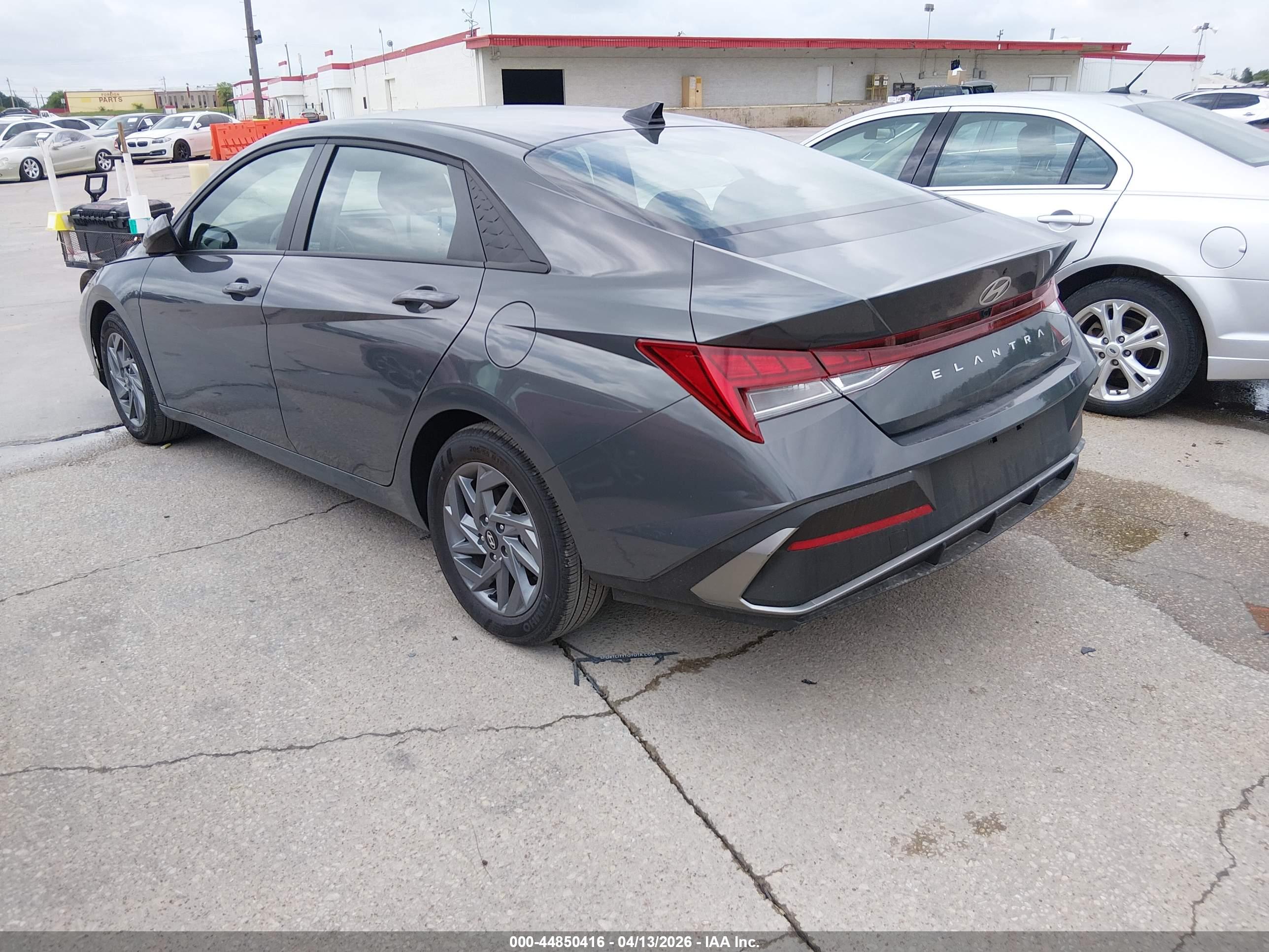 HYUNDAI ELANTRA image 3