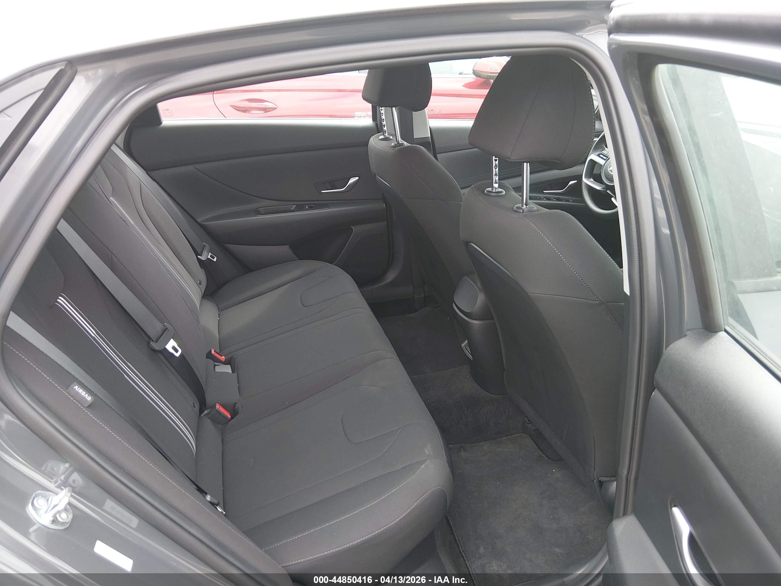 HYUNDAI ELANTRA image 8