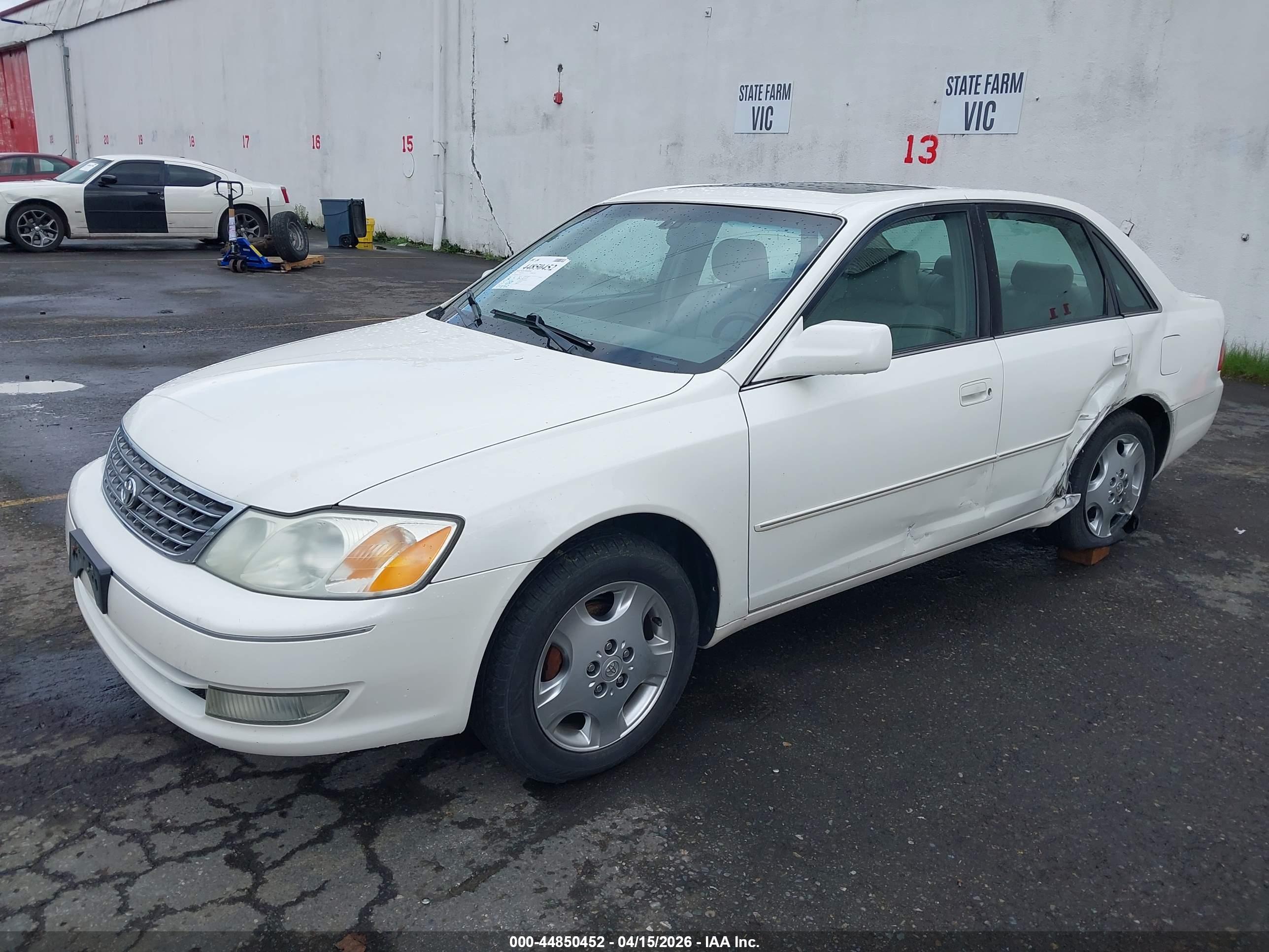 TOYOTA AVALON image 2