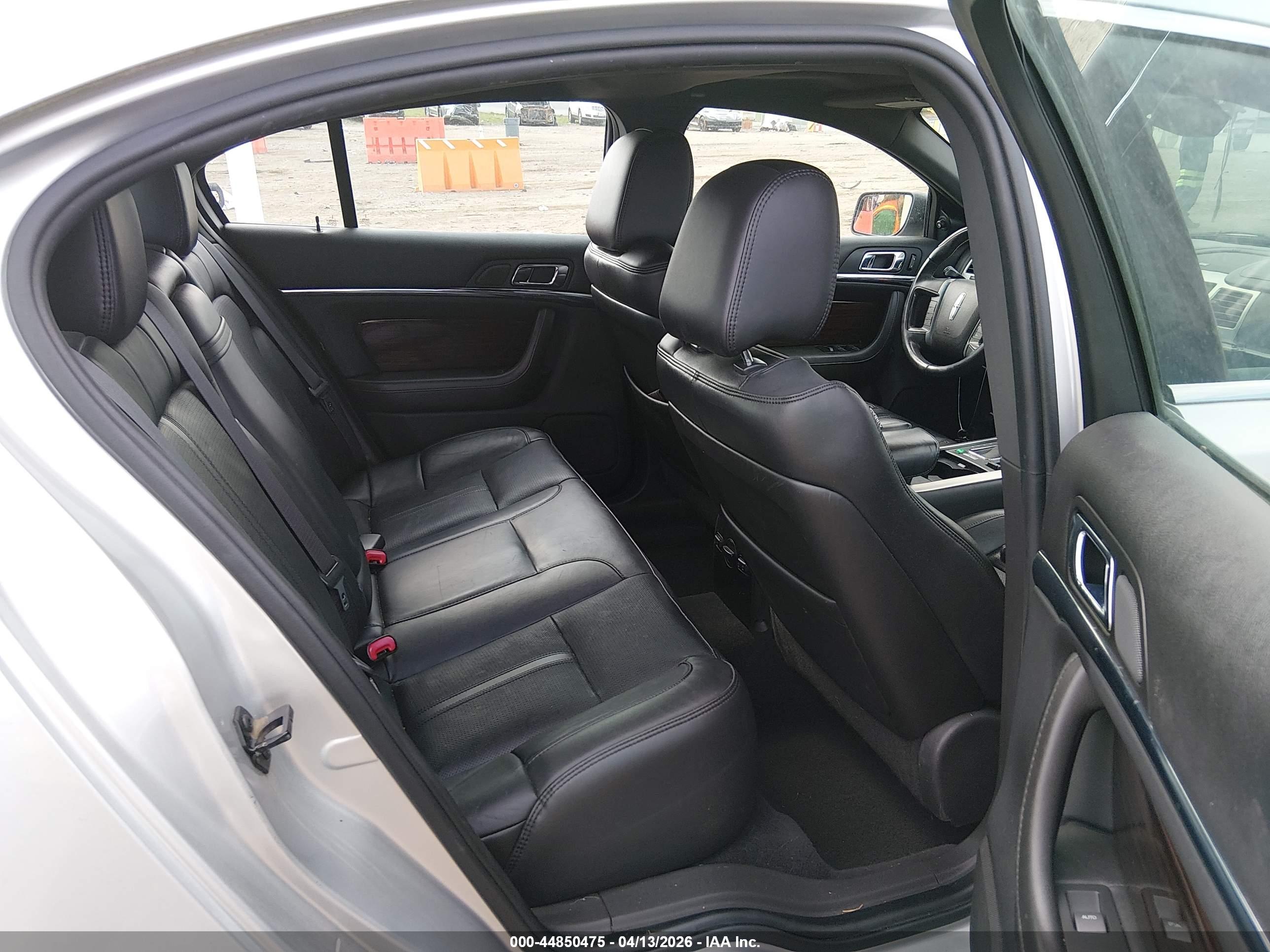 LINCOLN MKS image 8