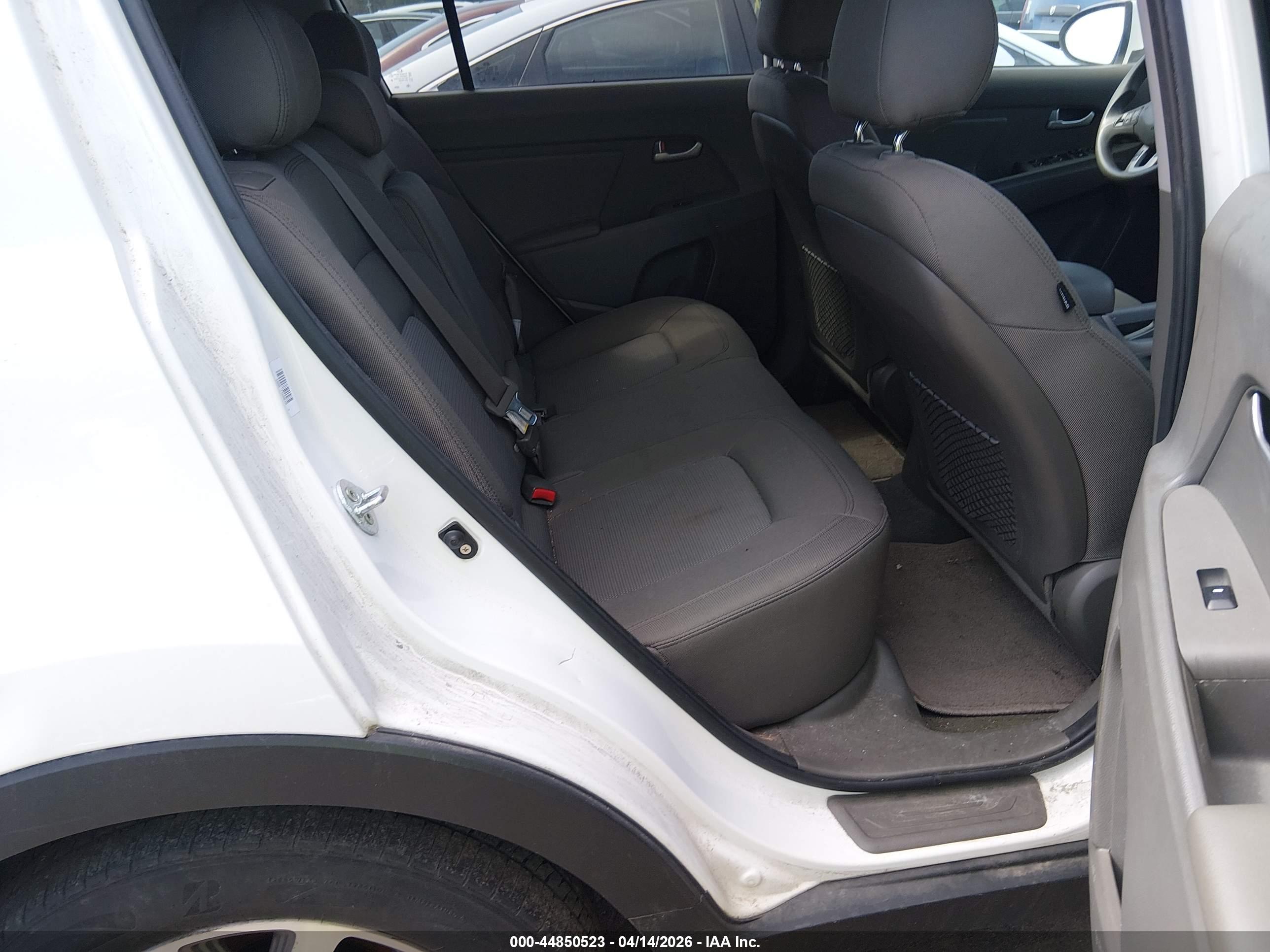 KIA SPORTAGE image 8