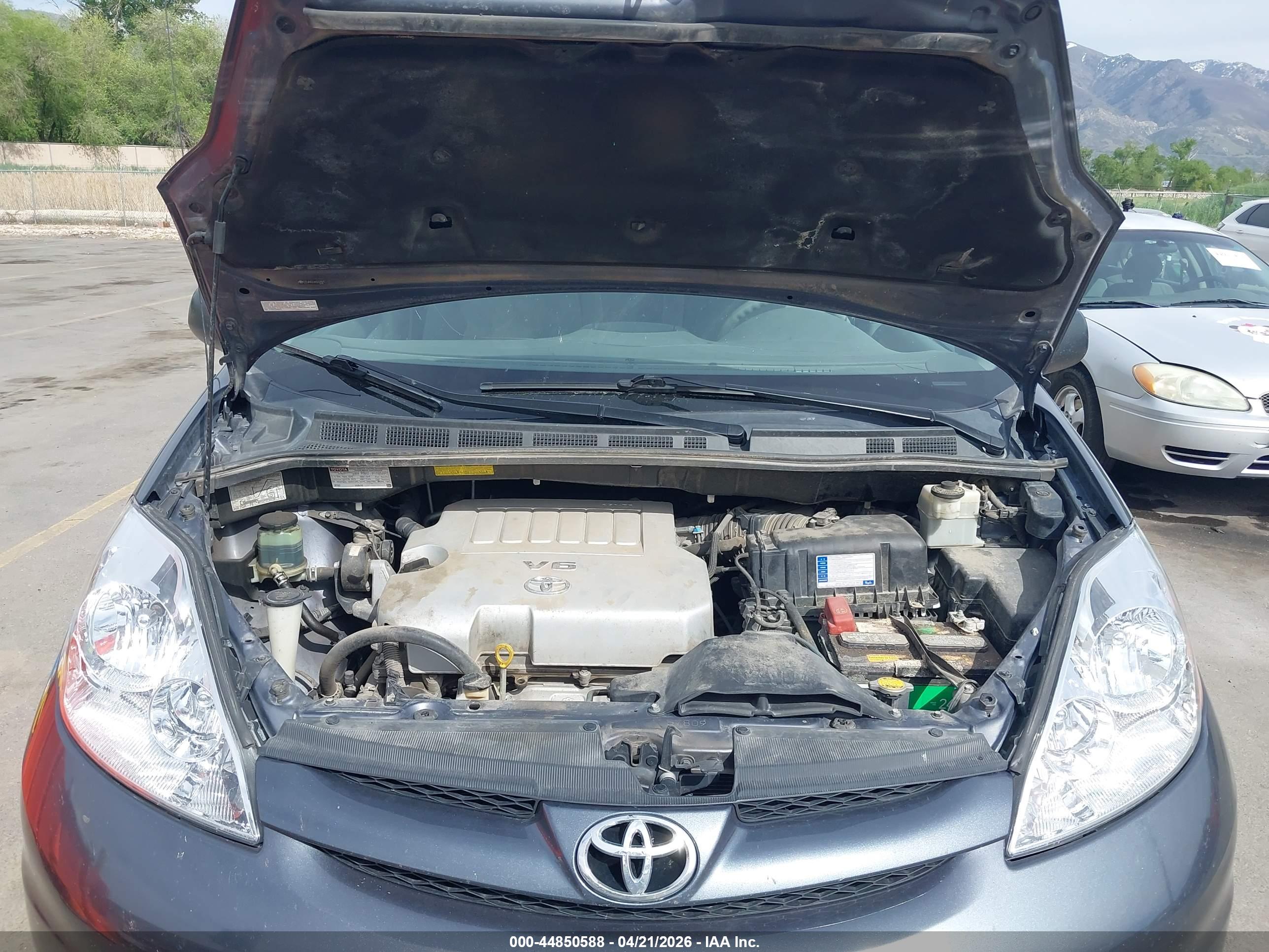 TOYOTA SIENNA image 10