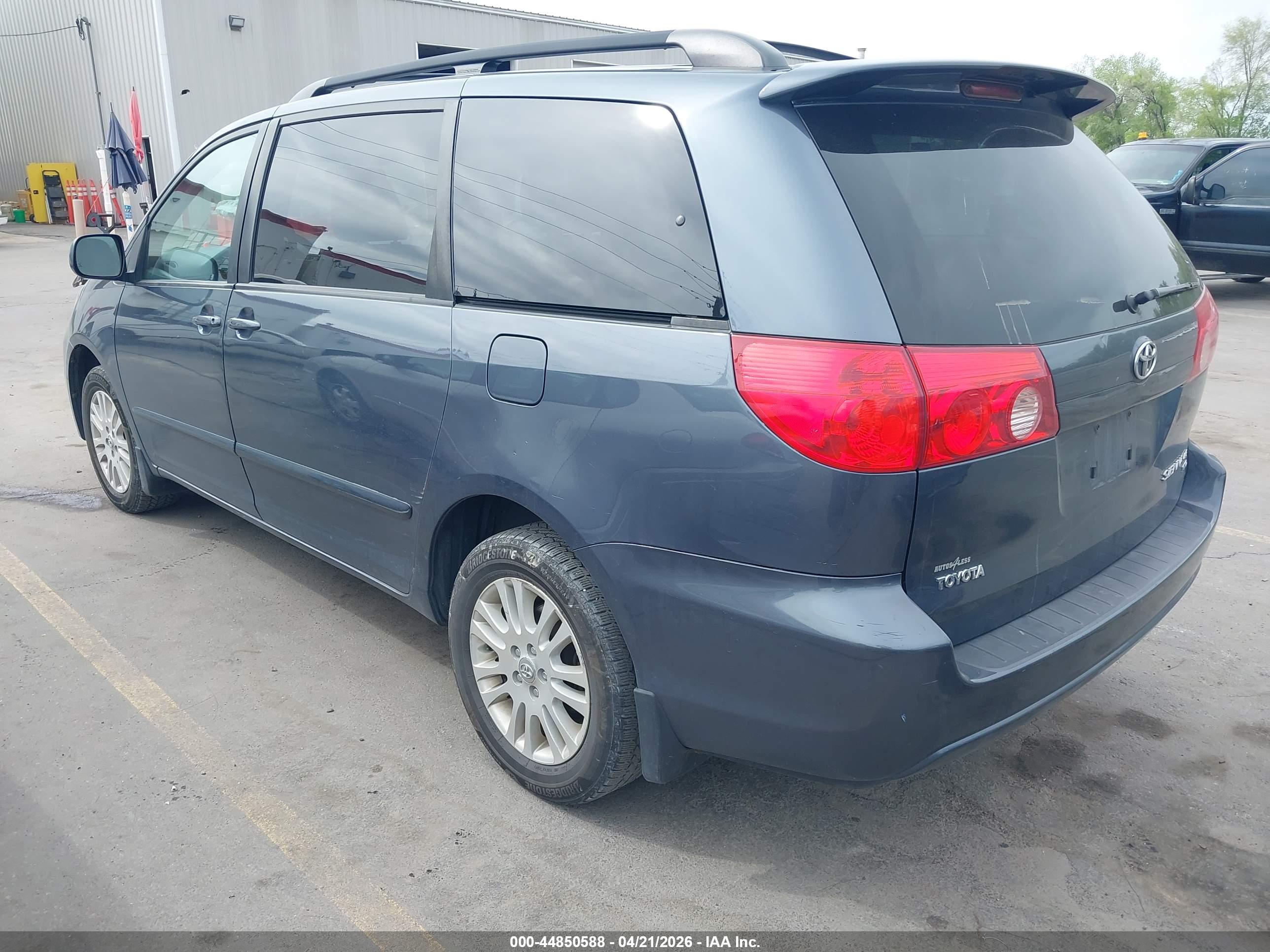 TOYOTA SIENNA image 3