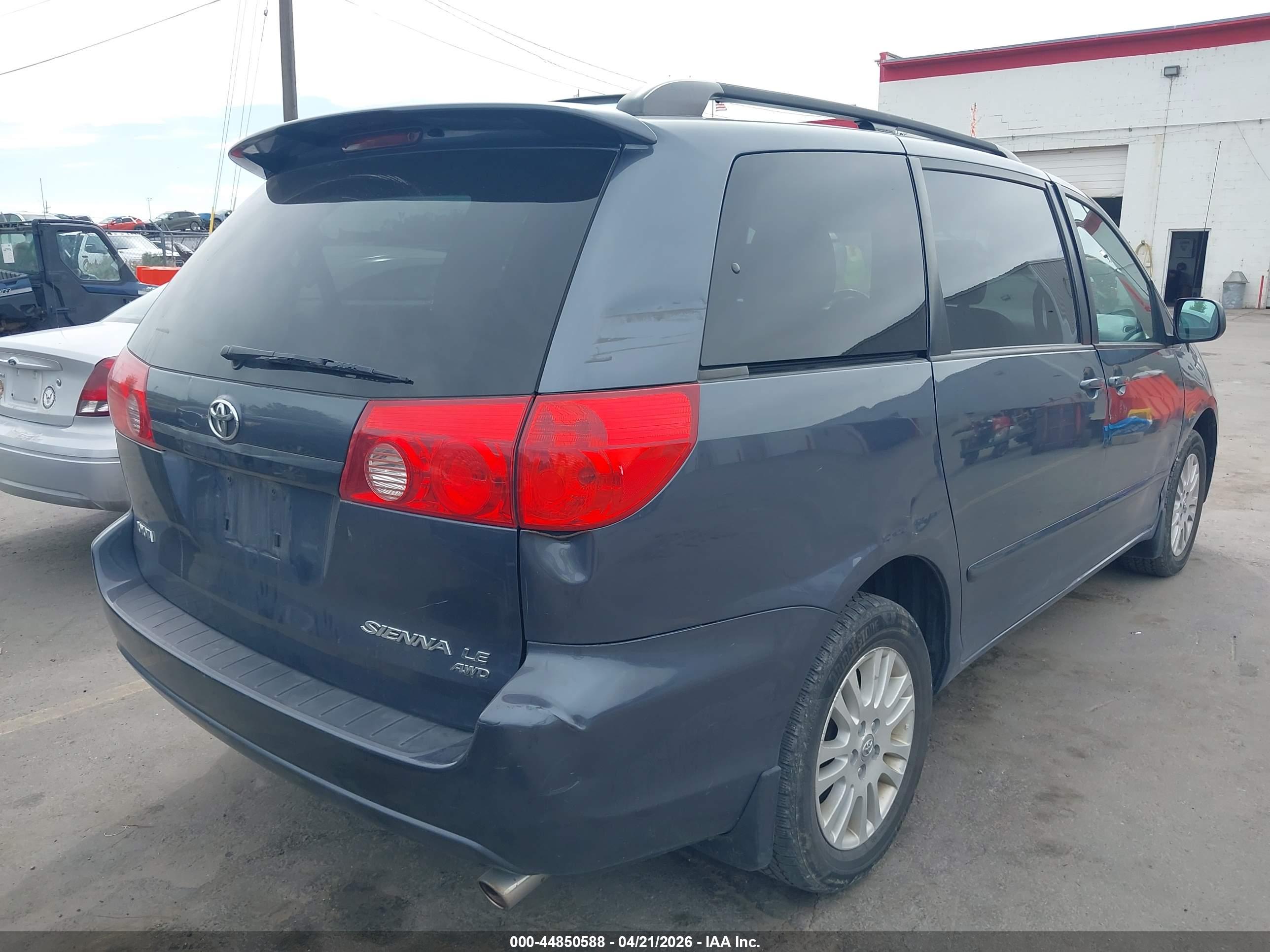 TOYOTA SIENNA image 4
