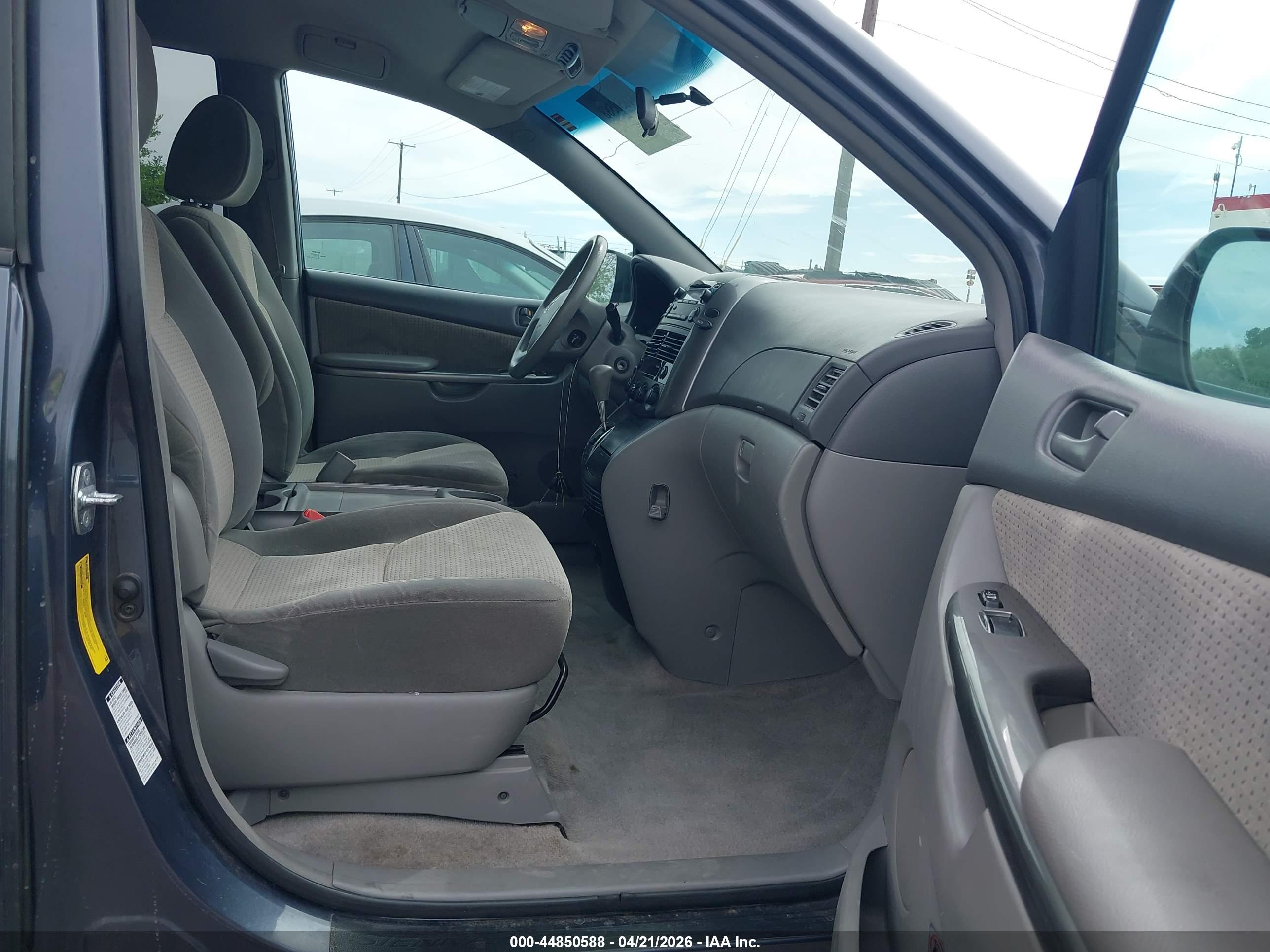 TOYOTA SIENNA image 5