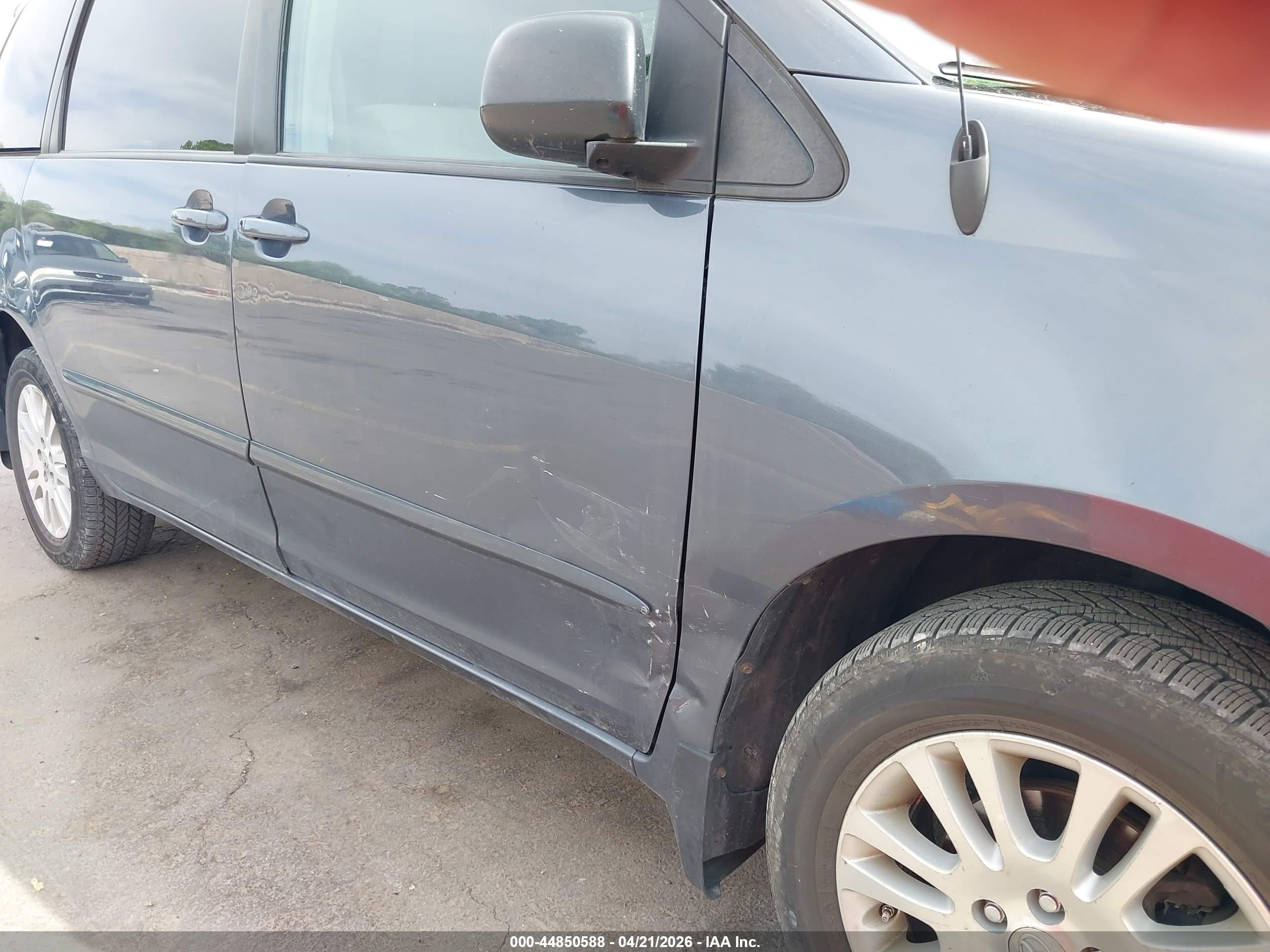 TOYOTA SIENNA image 6