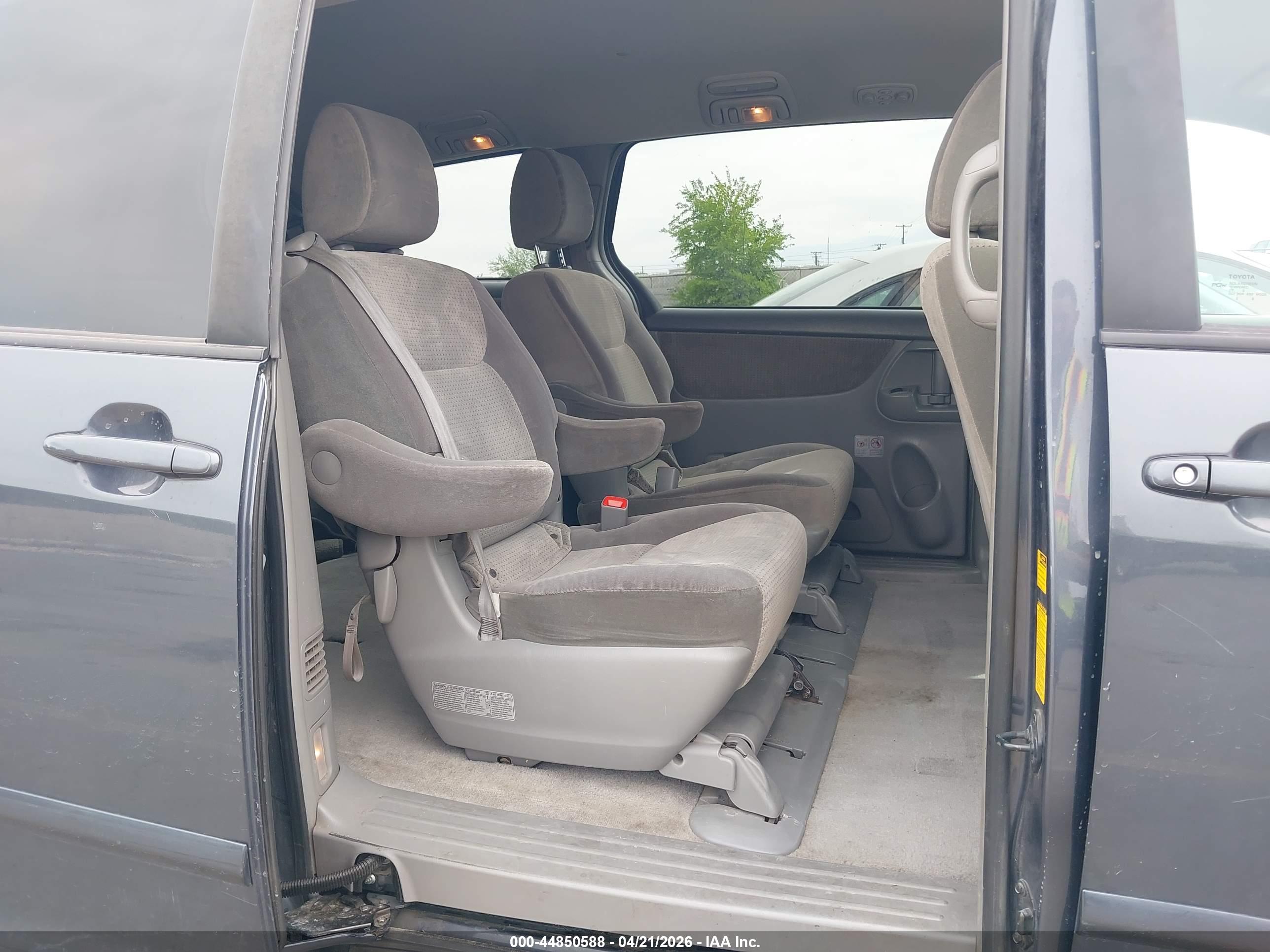 TOYOTA SIENNA image 8