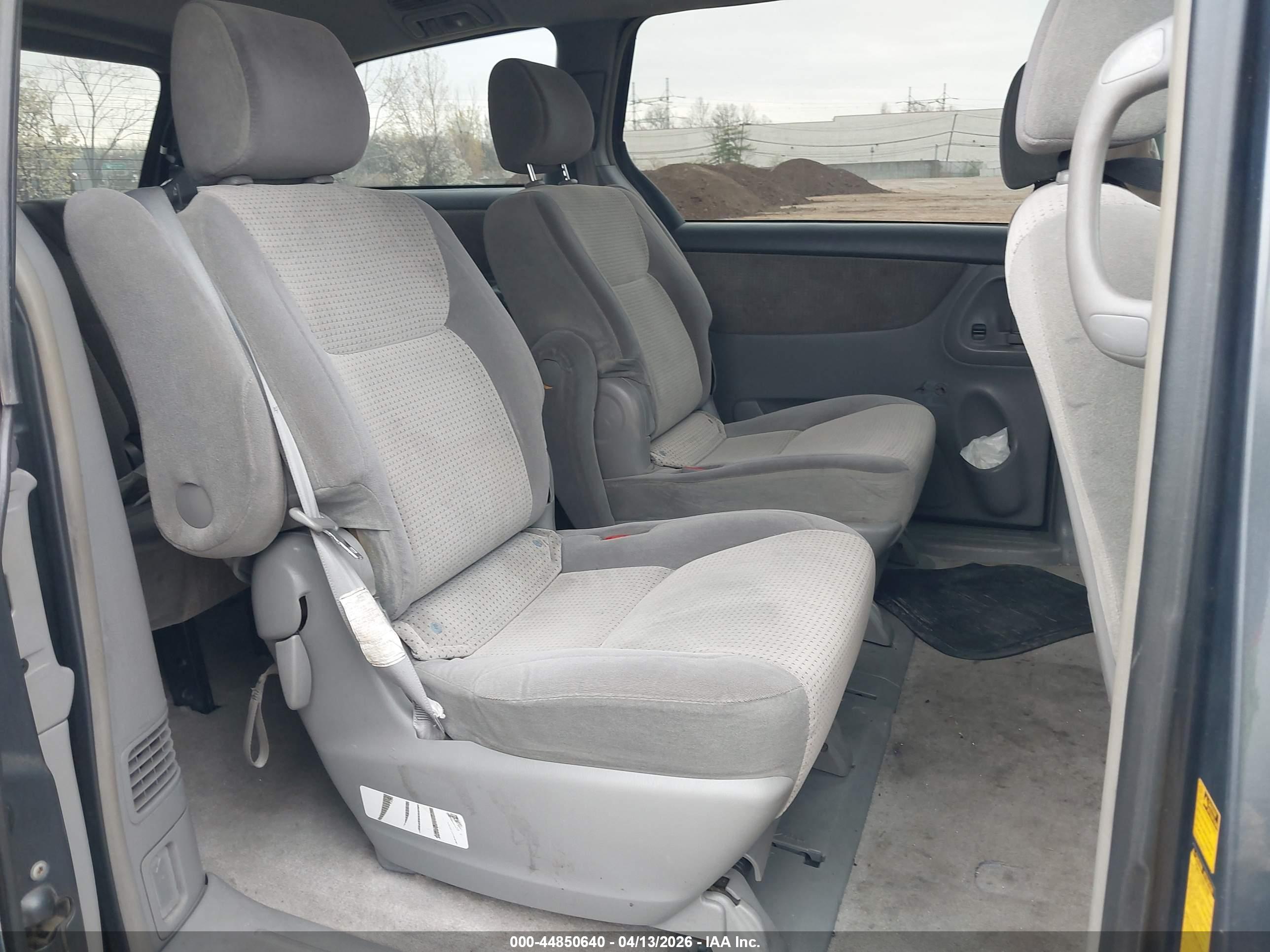 TOYOTA SIENNA image 8