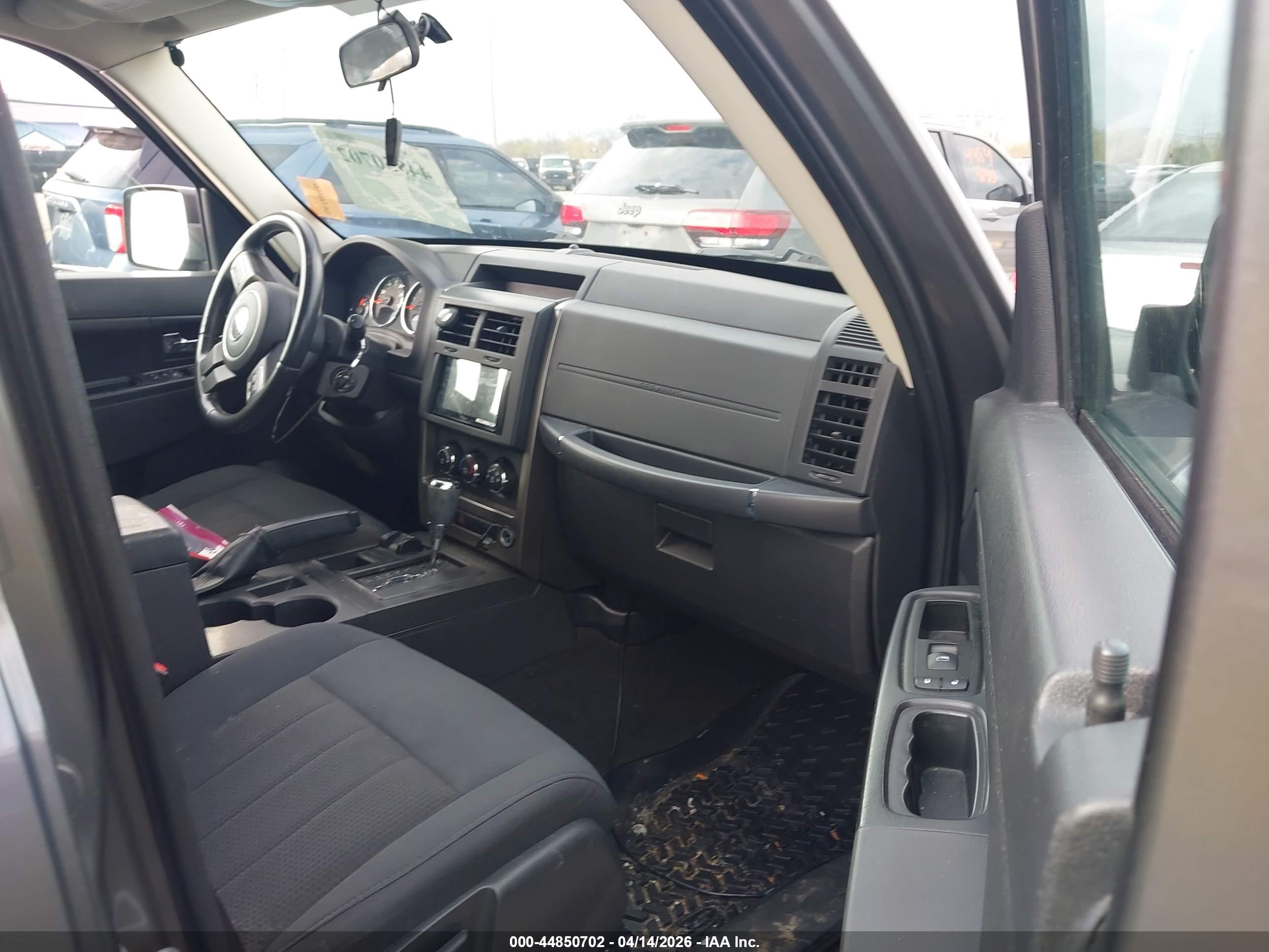 JEEP LIBERTY image 5