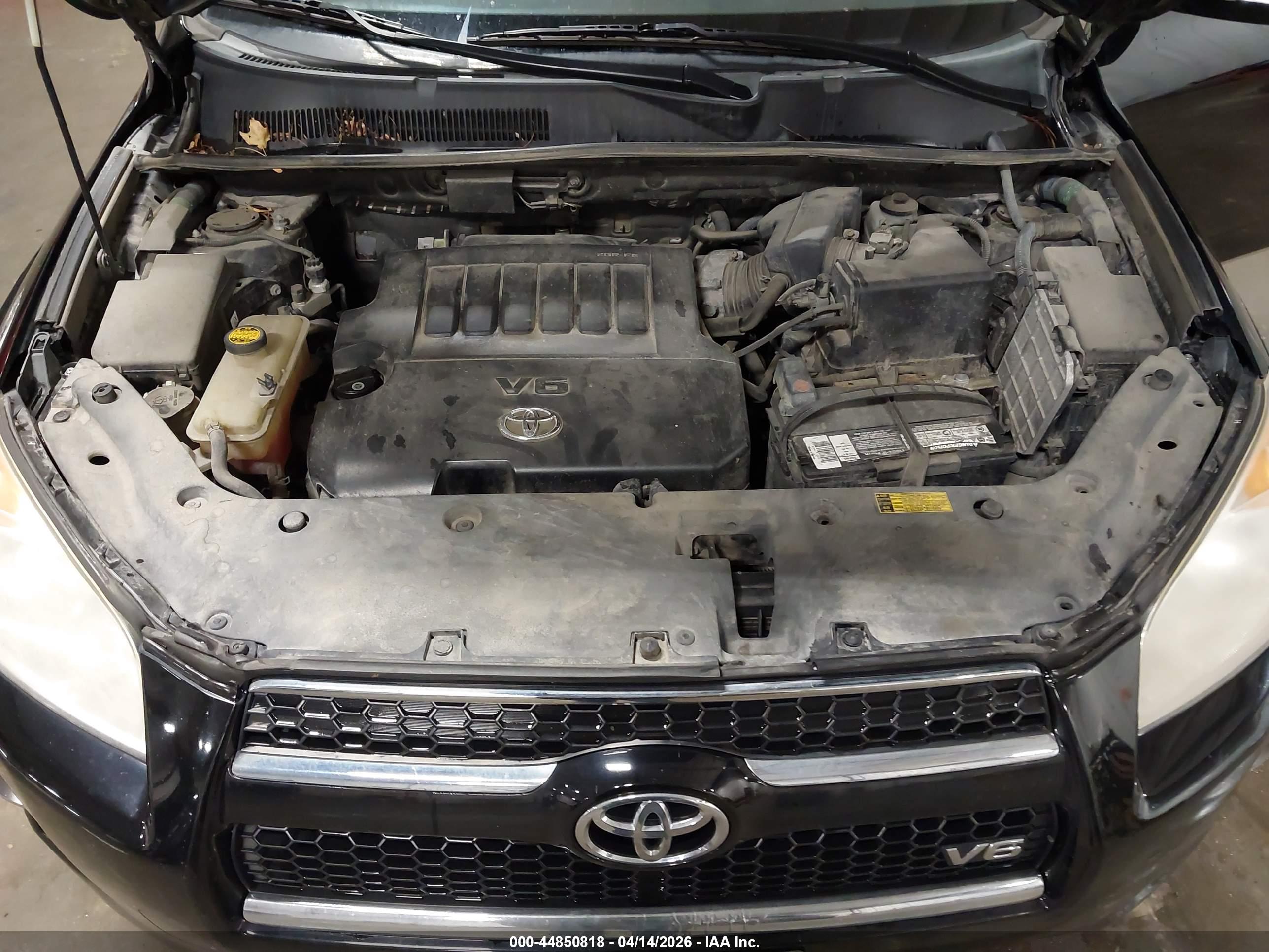 TOYOTA RAV4 image 10
