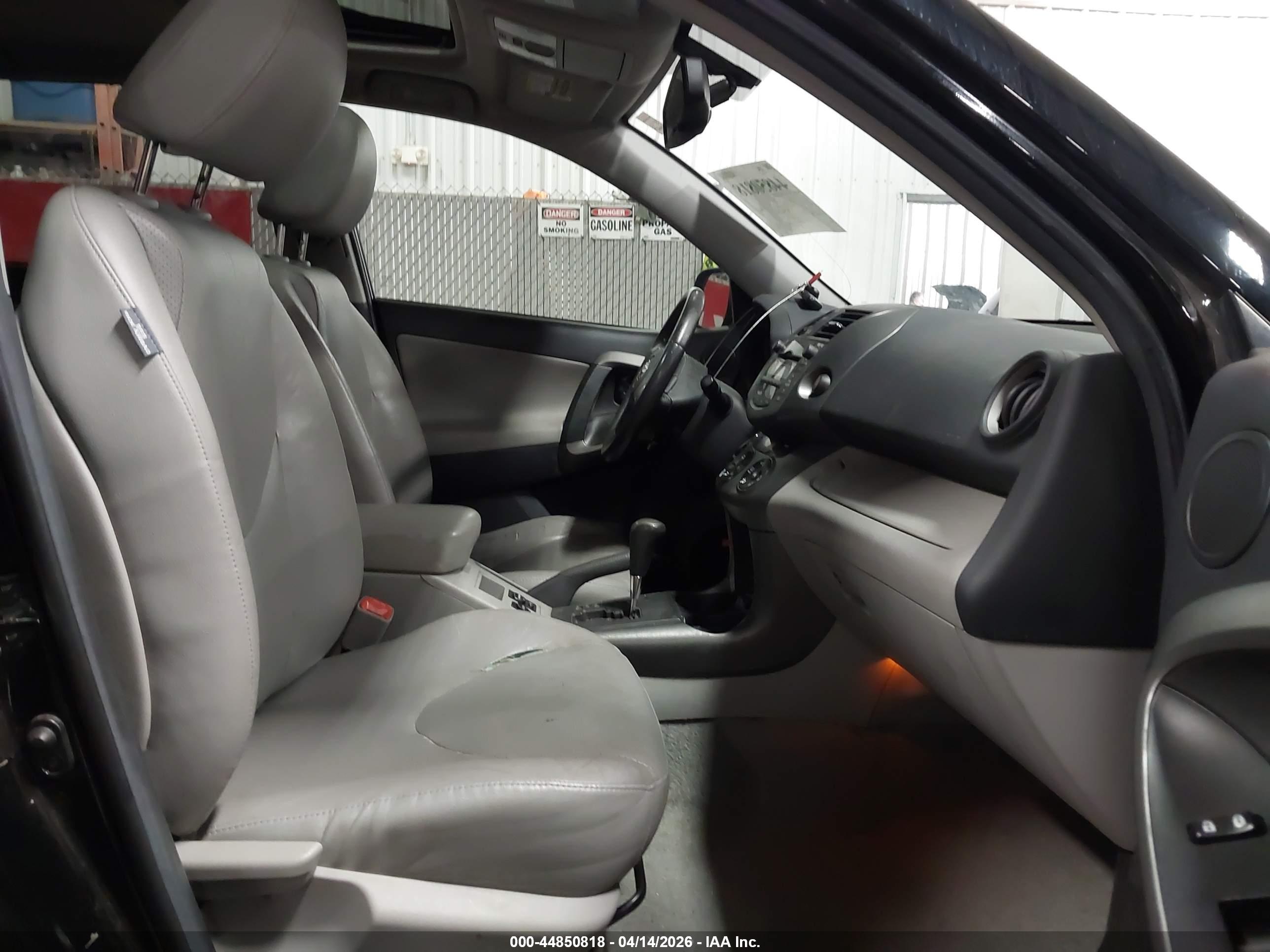TOYOTA RAV4 image 5
