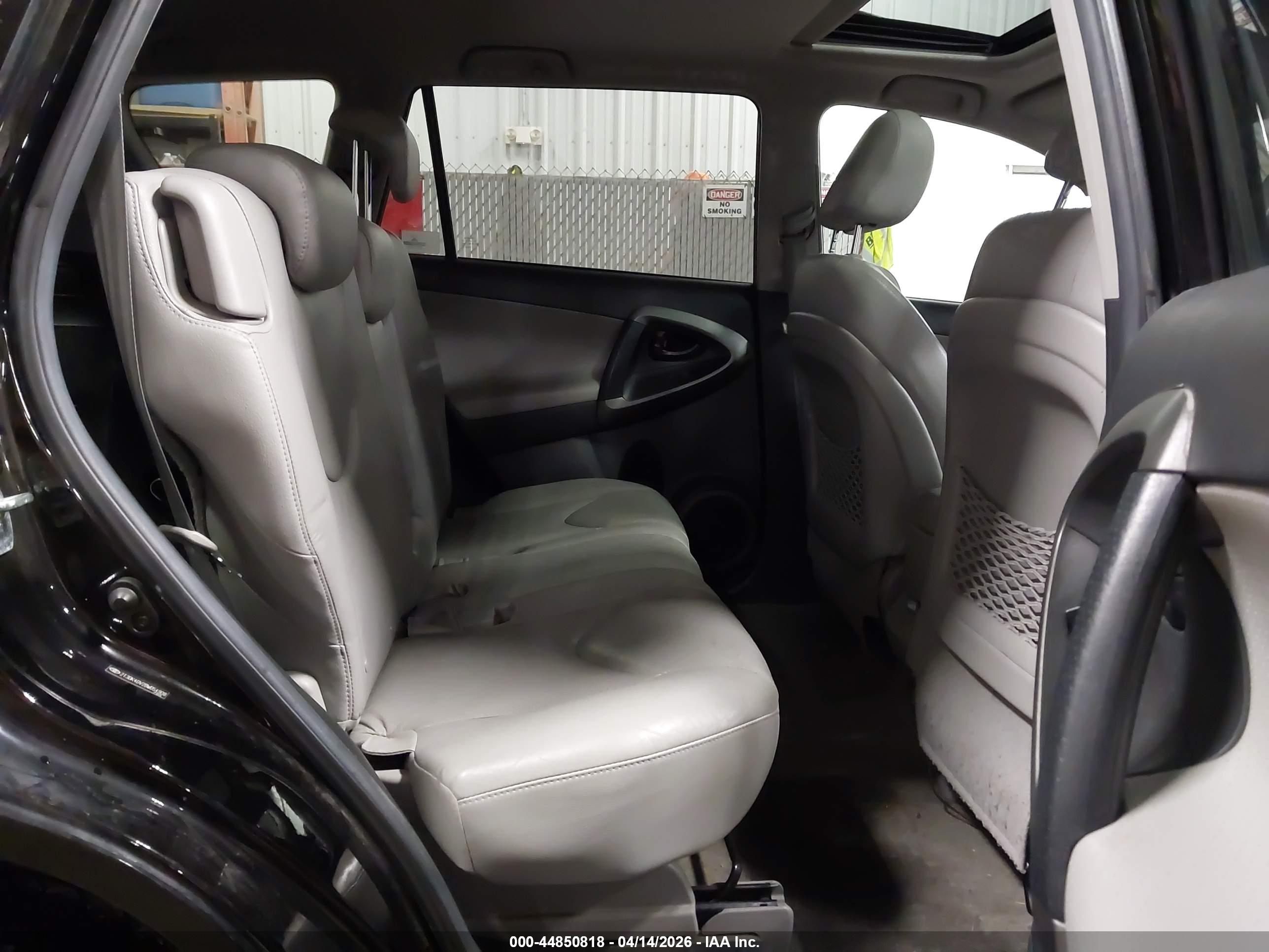 TOYOTA RAV4 image 8