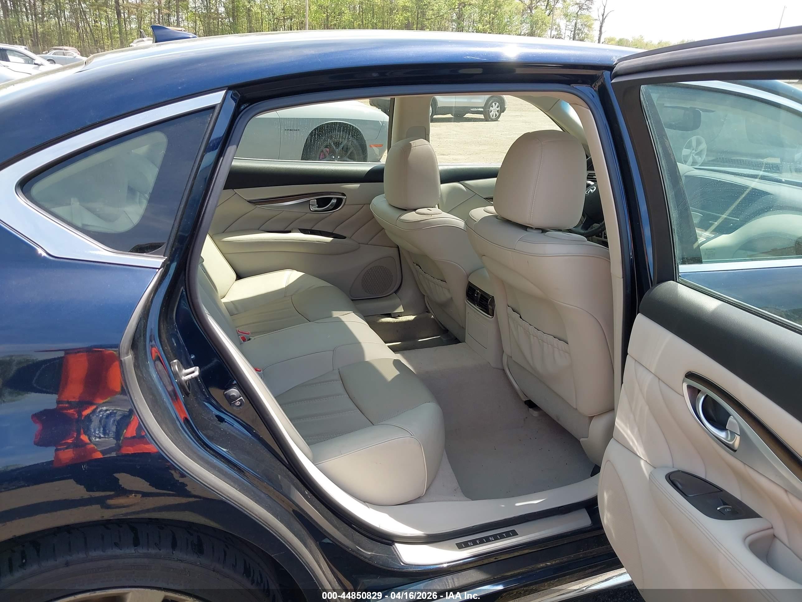 INFINITI Q70L image 8