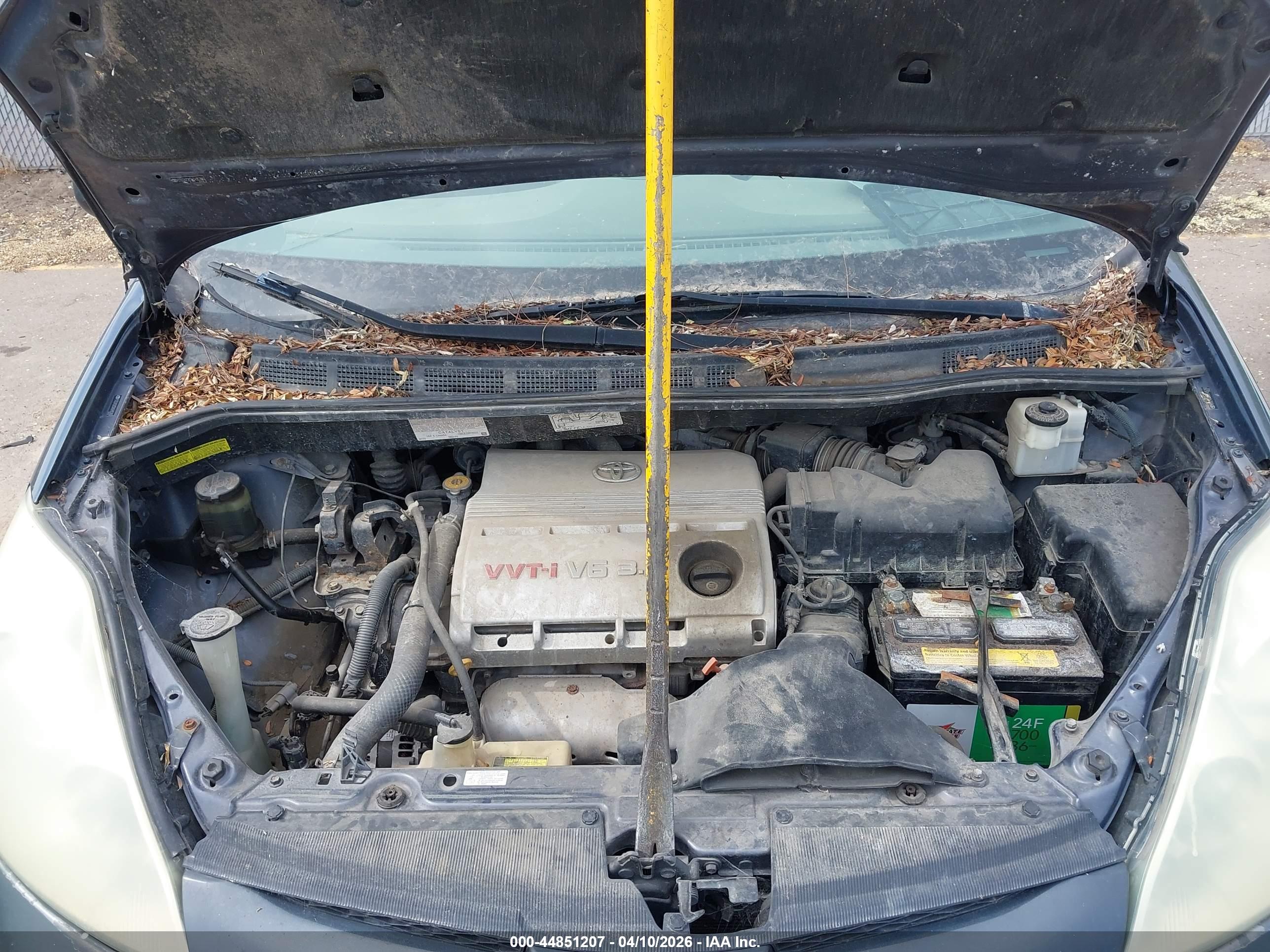 TOYOTA SIENNA image 10