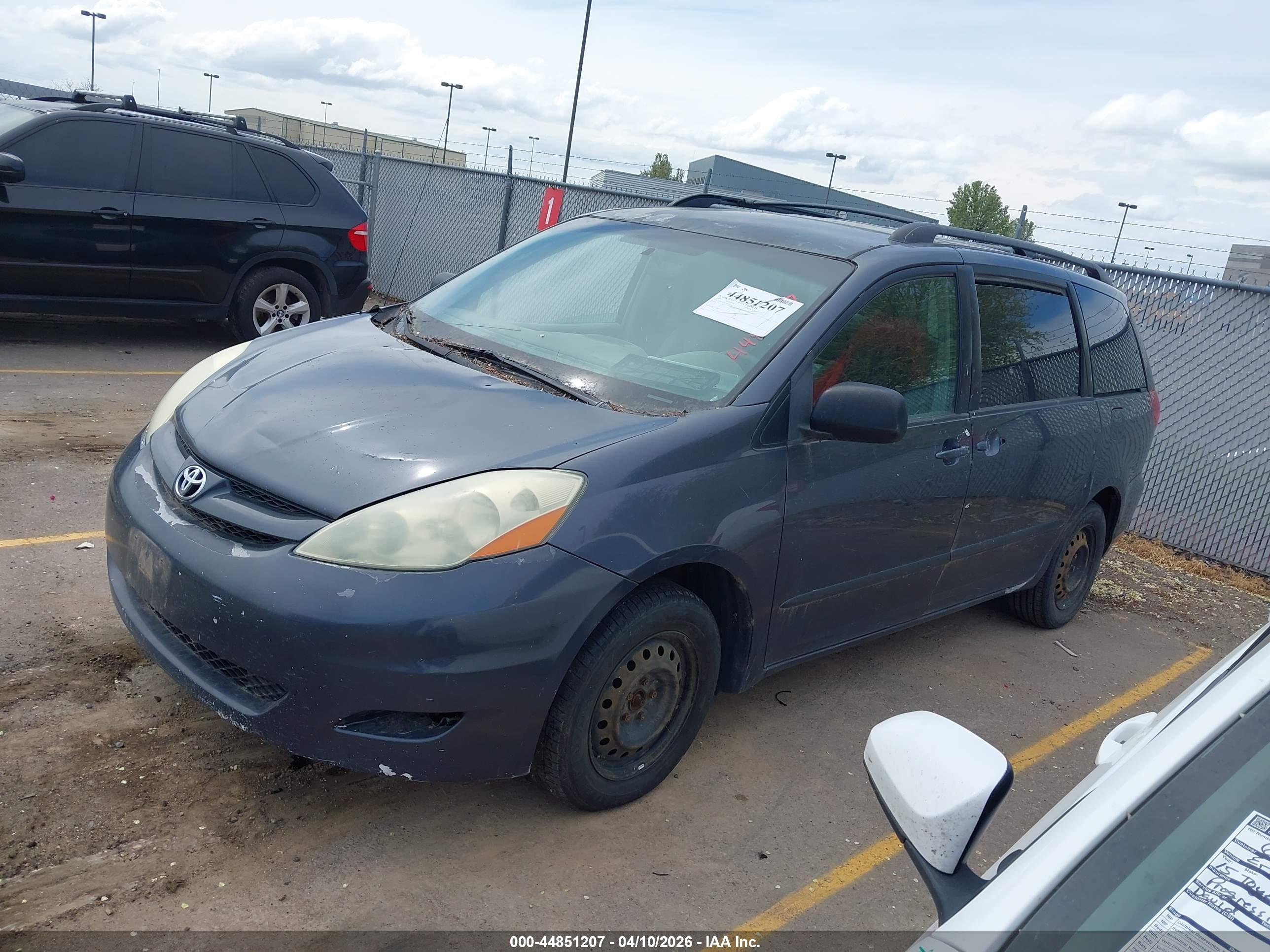 TOYOTA SIENNA image 2
