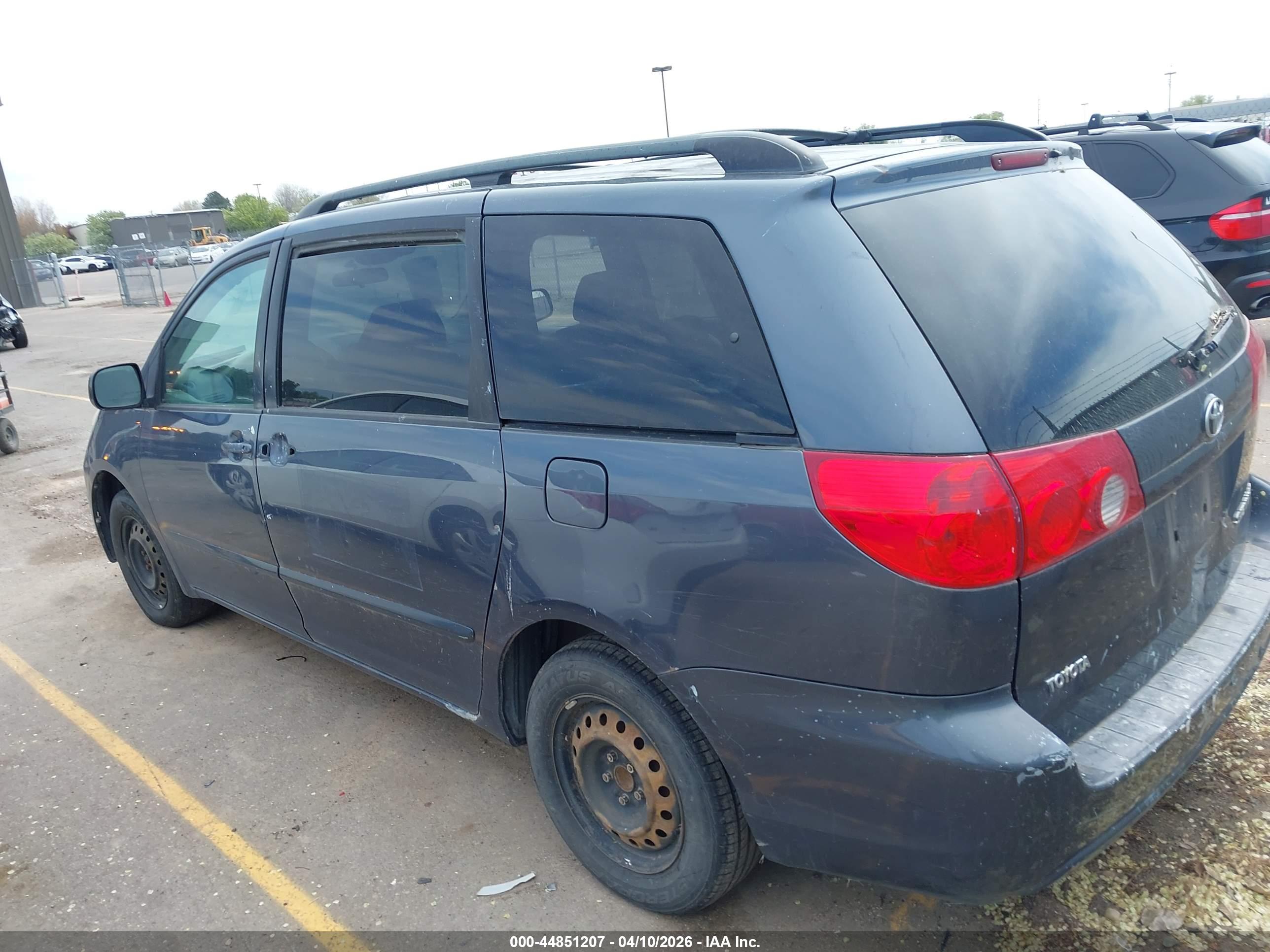TOYOTA SIENNA image 3