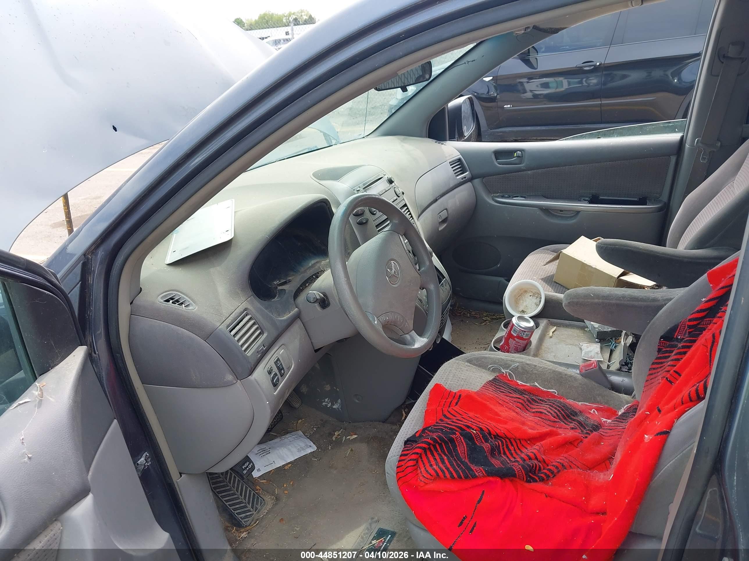 TOYOTA SIENNA image 5