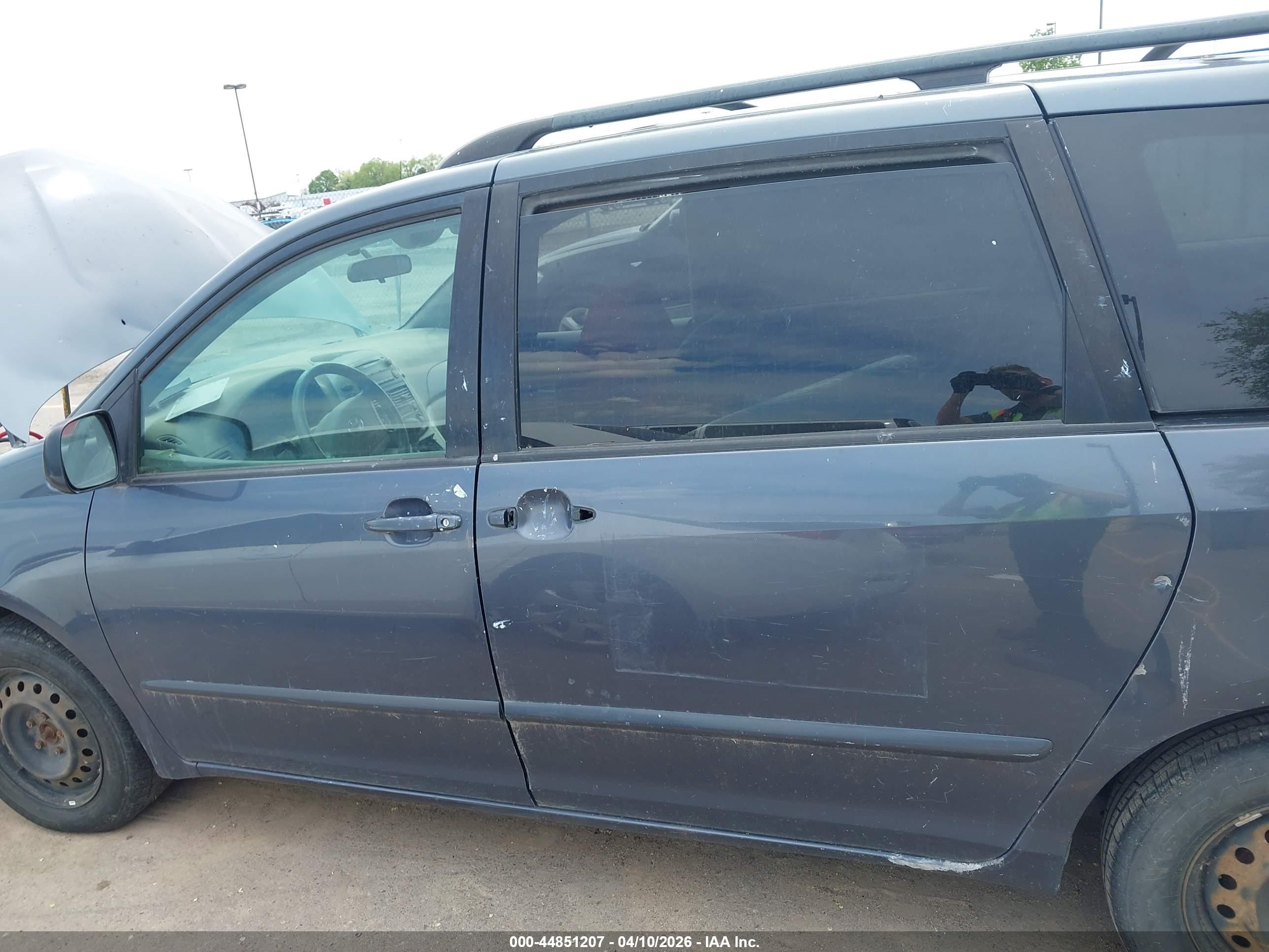 TOYOTA SIENNA image 6