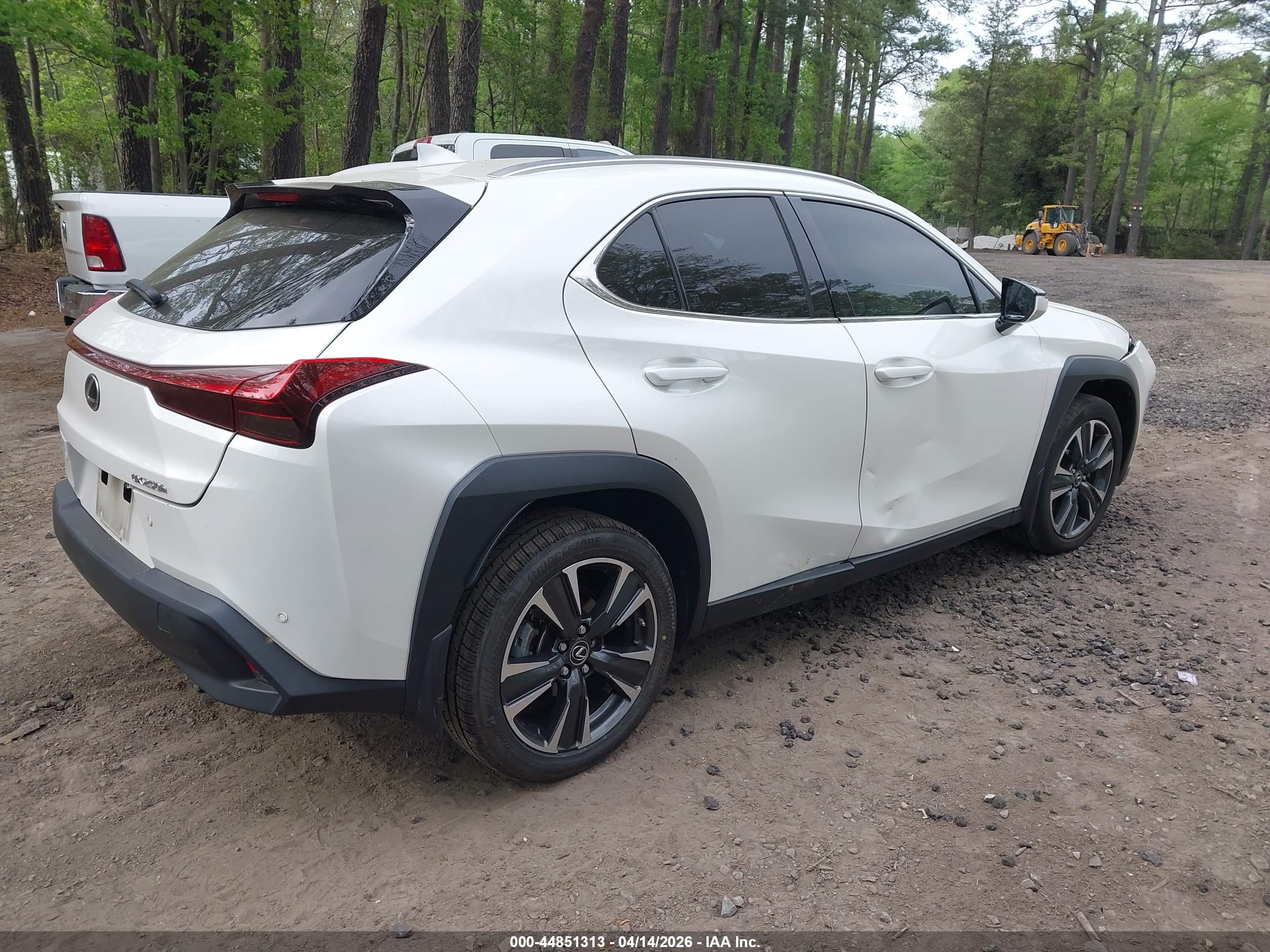 LEXUS UX image 4