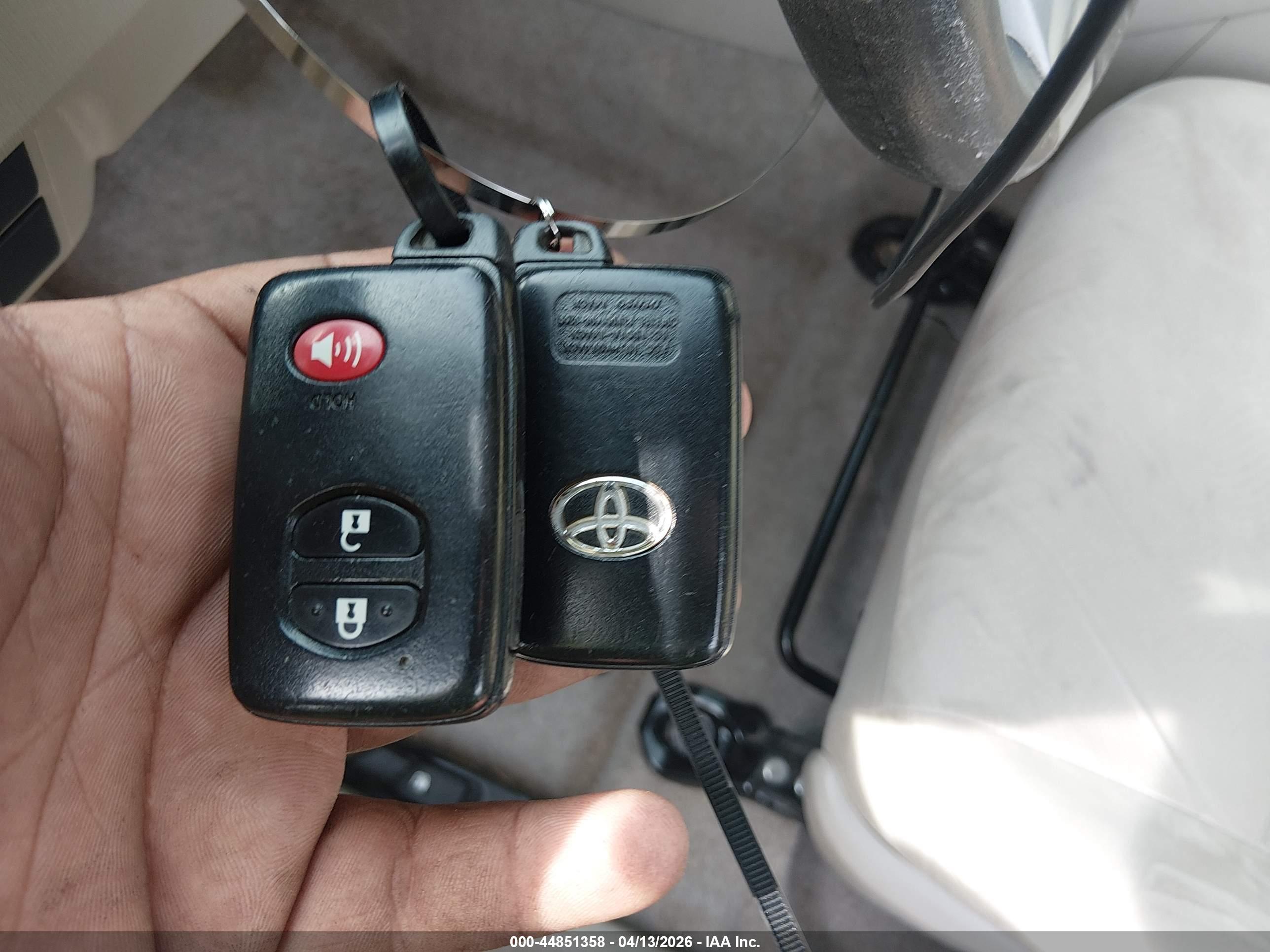 TOYOTA PRIUS image 11