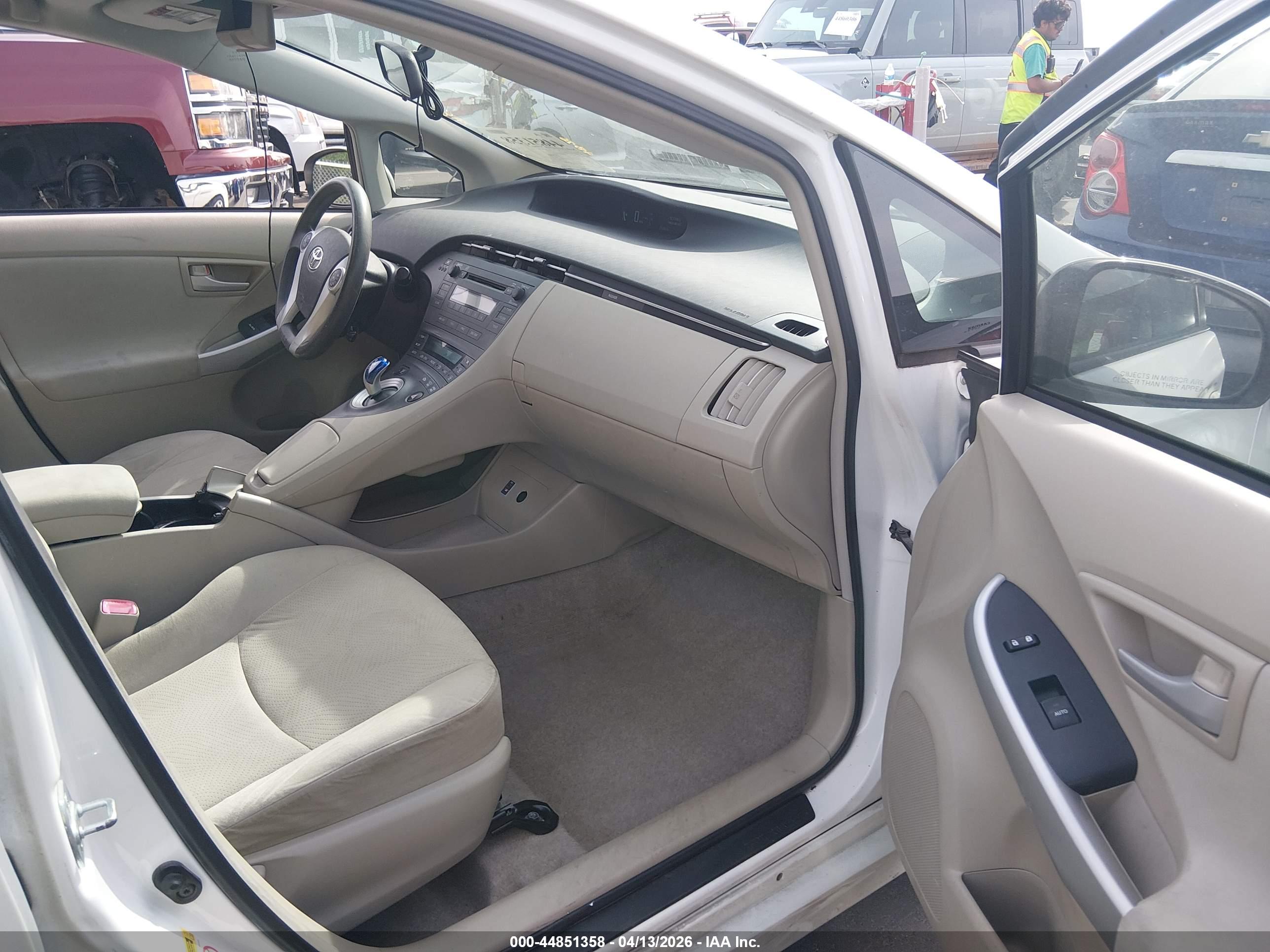 TOYOTA PRIUS image 5