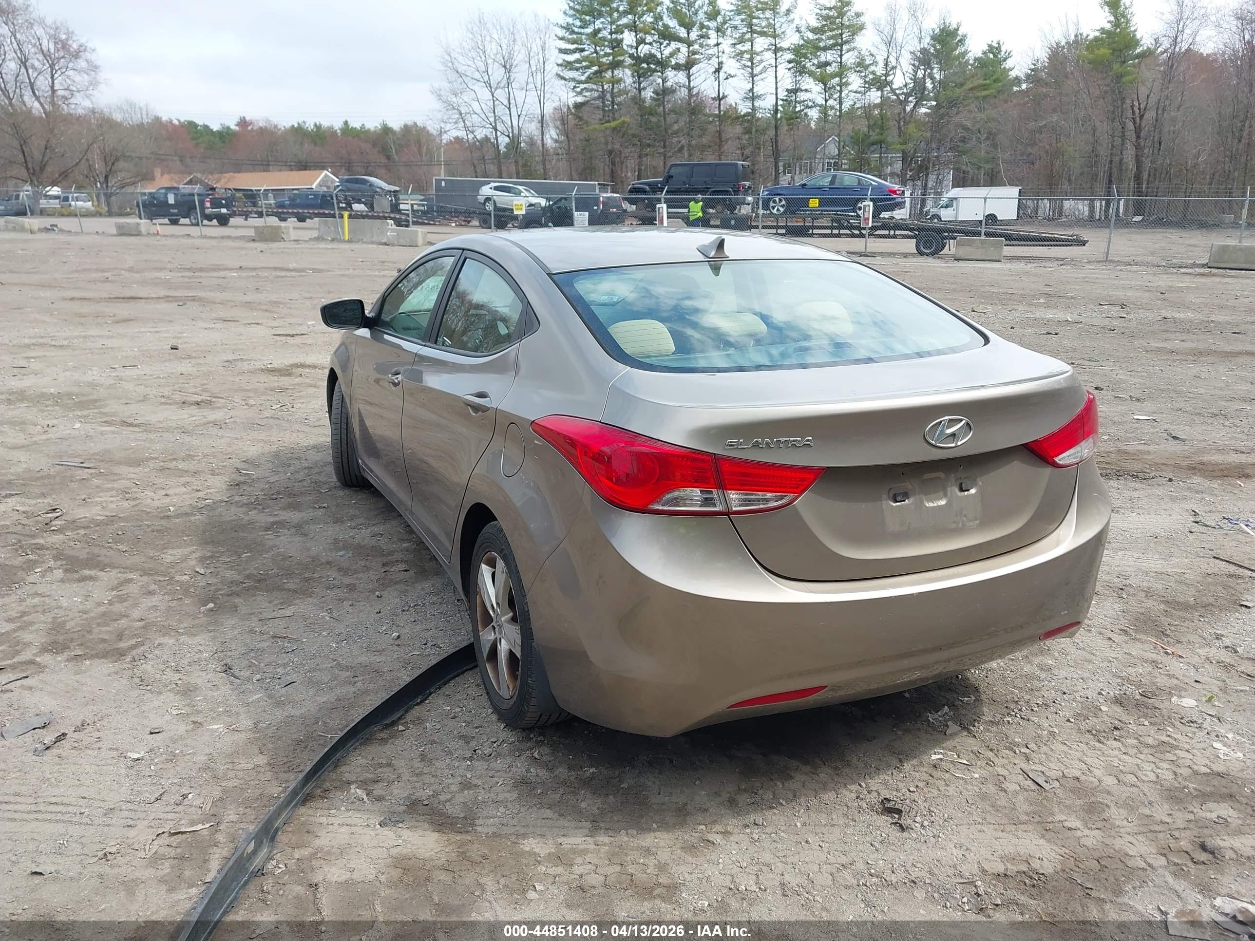 HYUNDAI ELANTRA image 3