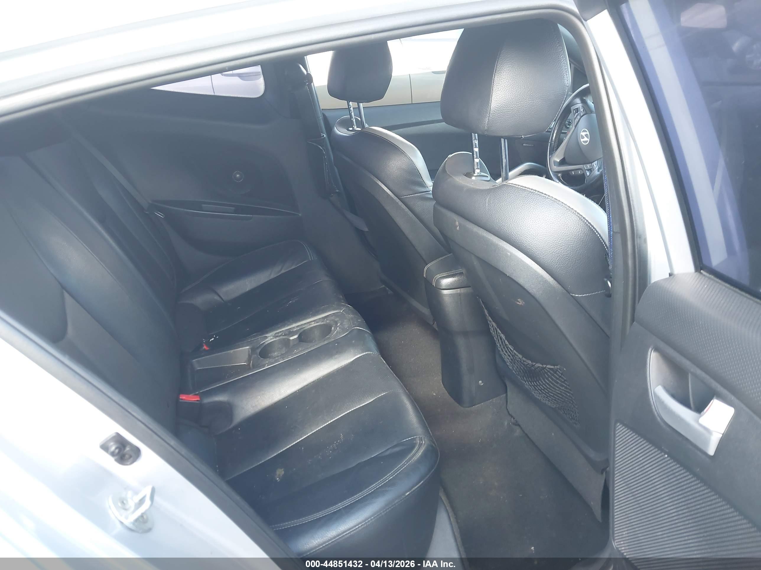 HYUNDAI VELOSTER image 8