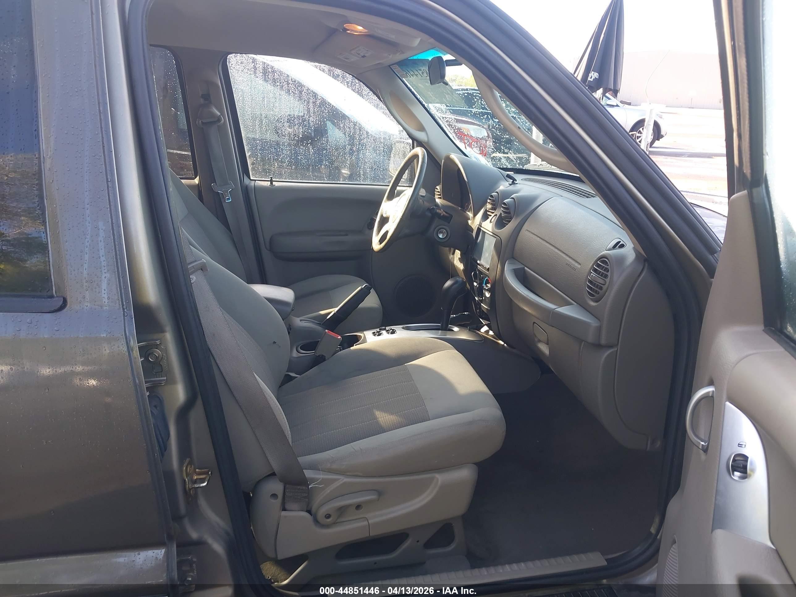 JEEP LIBERTY image 5