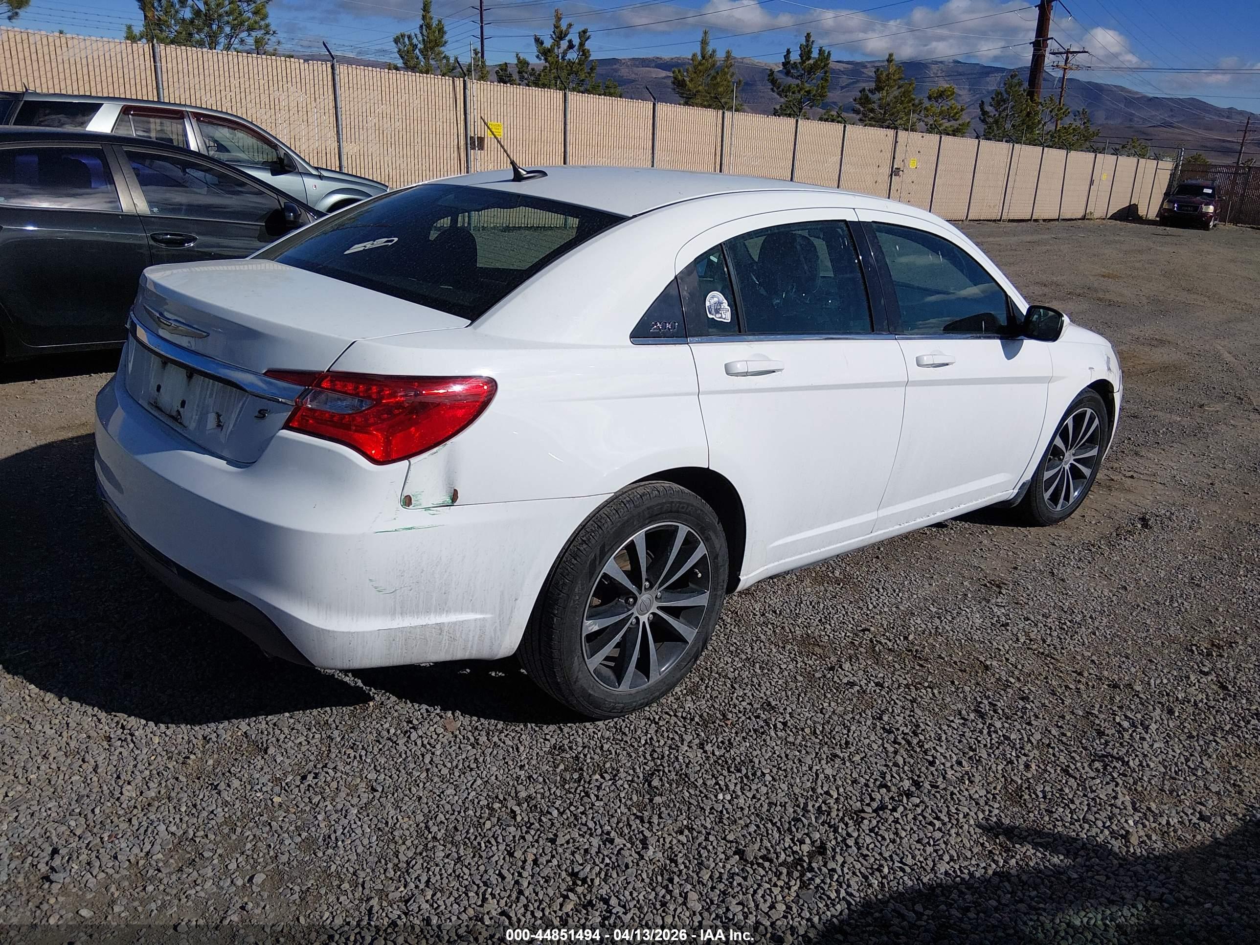 CHRYSLER 200 image 4