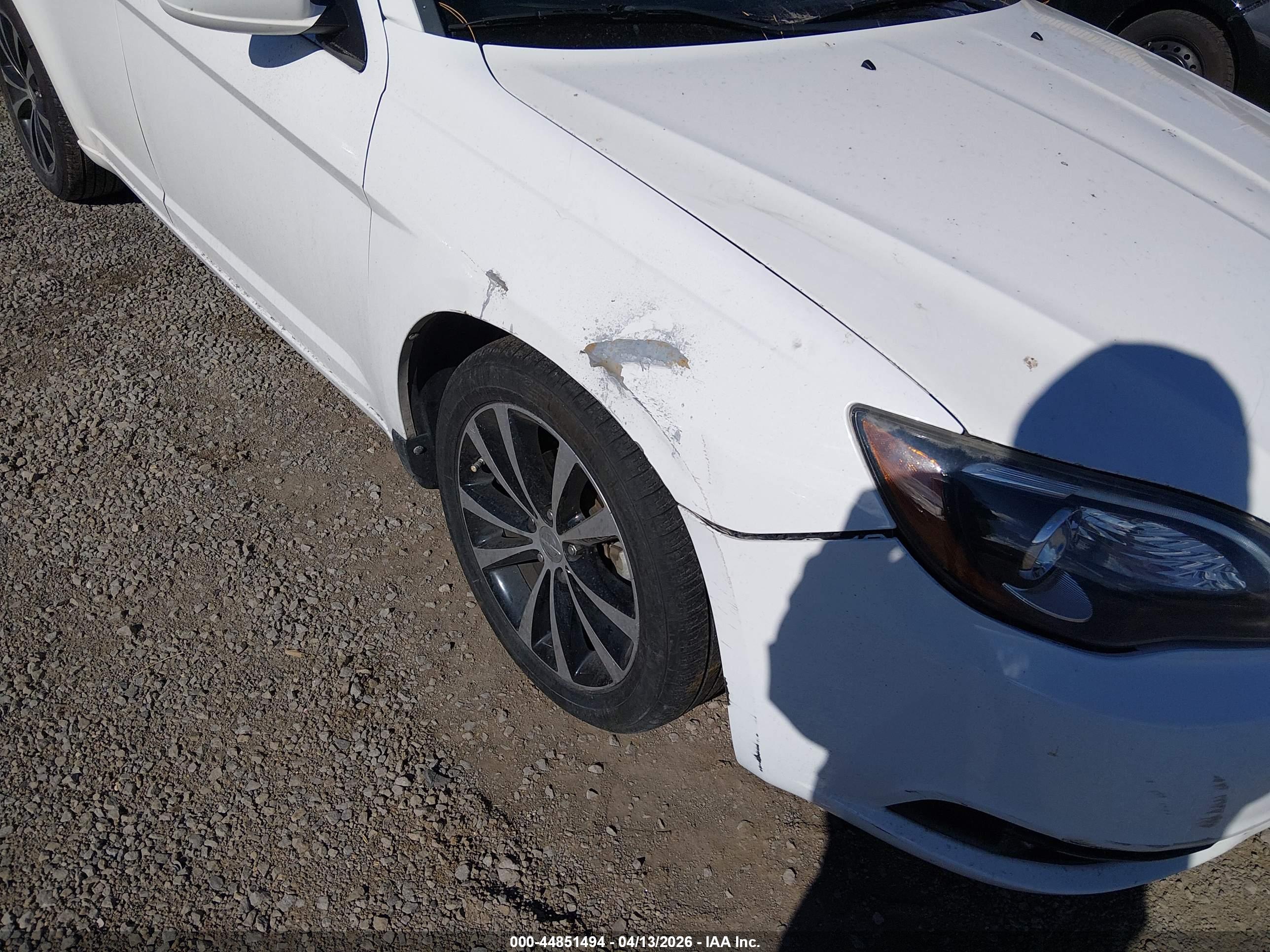 CHRYSLER 200 image 6