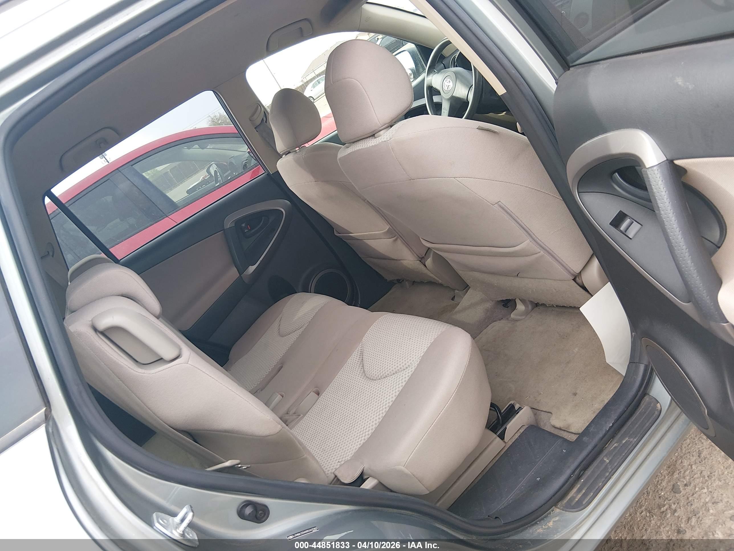 TOYOTA RAV4 image 8
