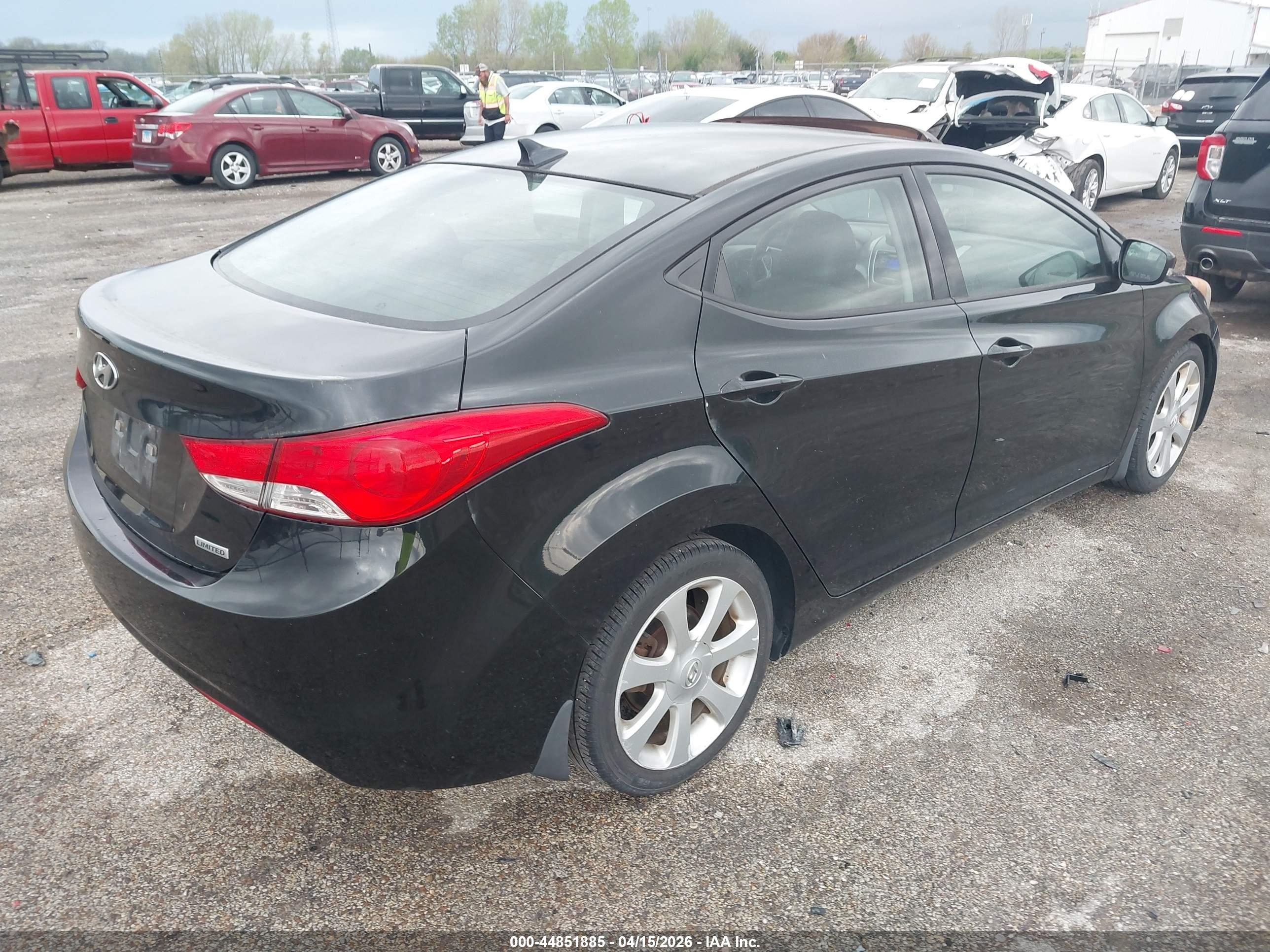 HYUNDAI ELANTRA image 4