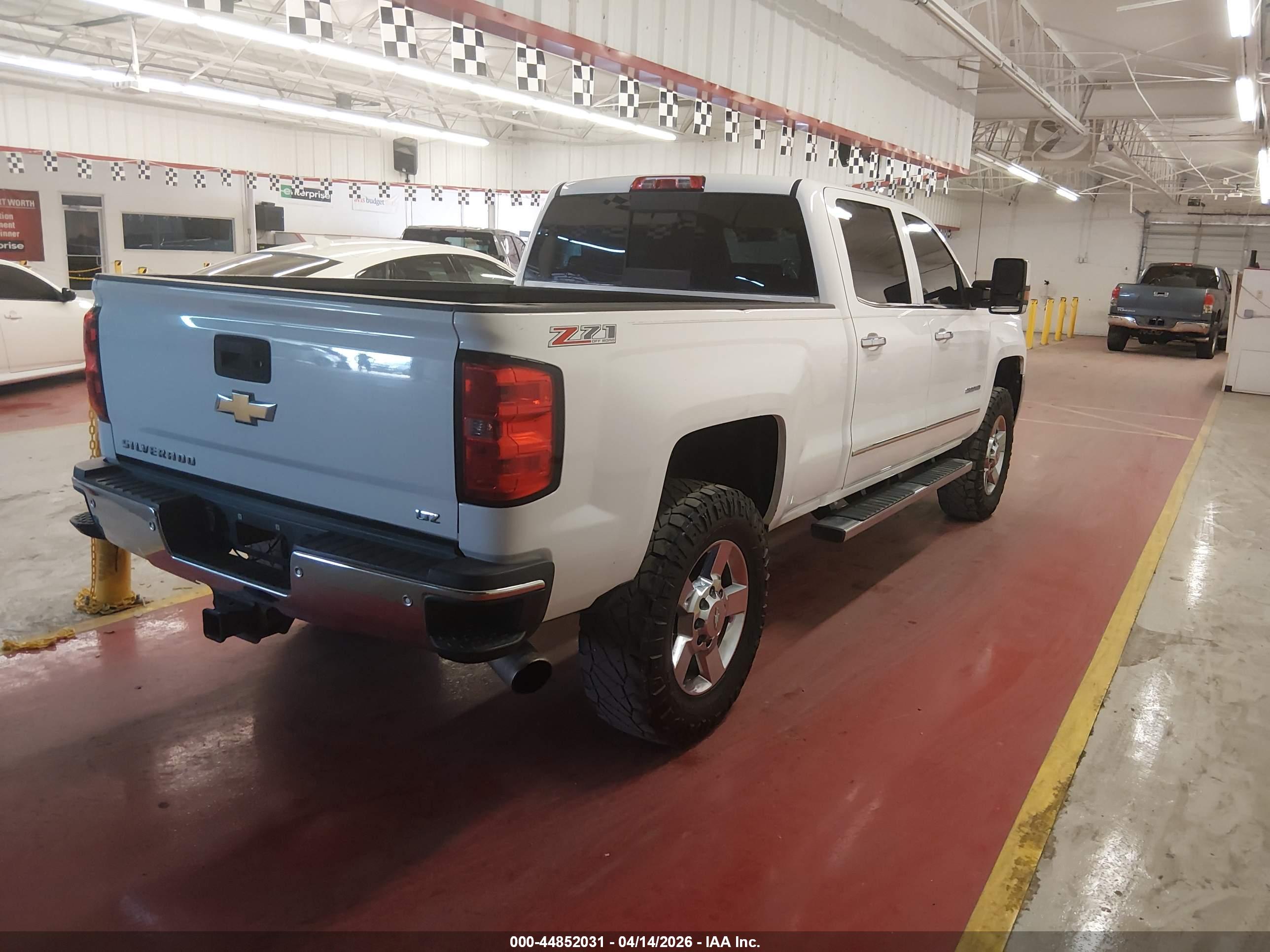 CHEVROLET SILVERADO image 4