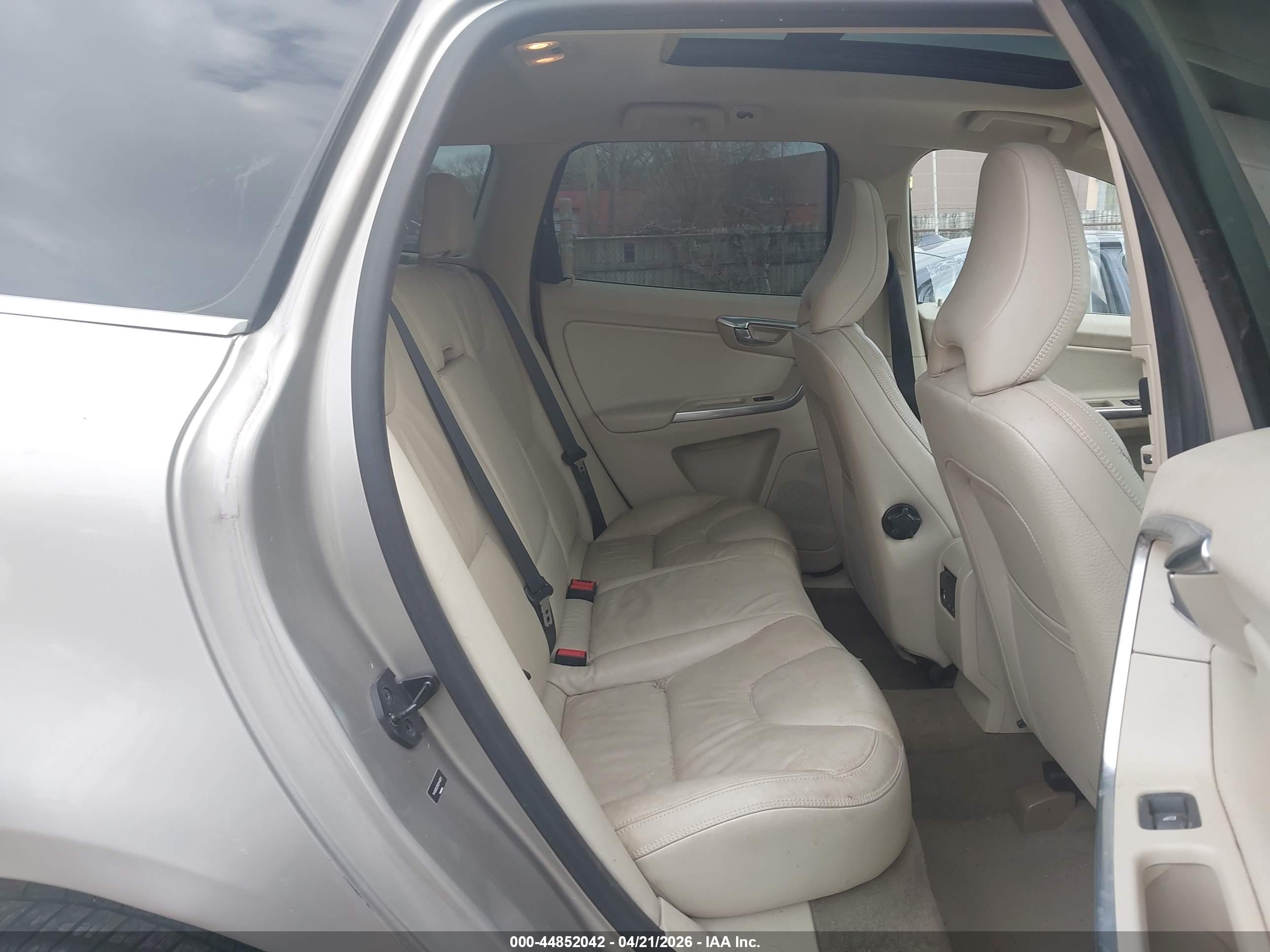 VOLVO XC60 image 8