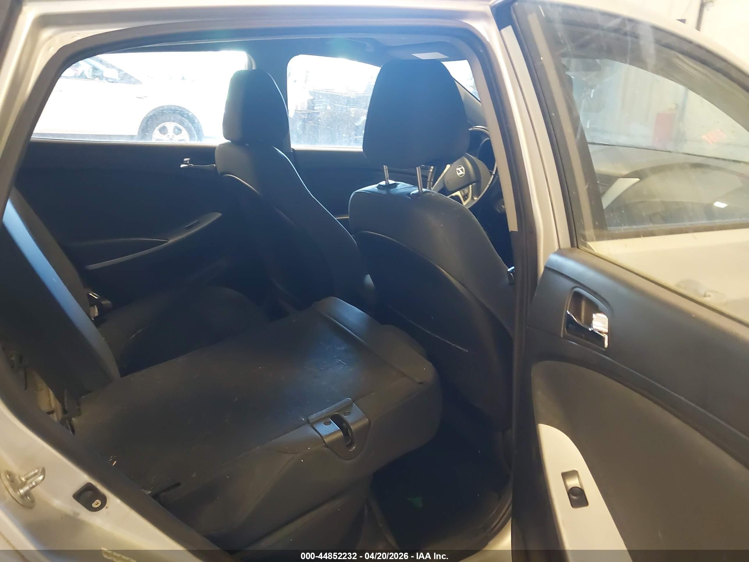 HYUNDAI ACCENT image 8