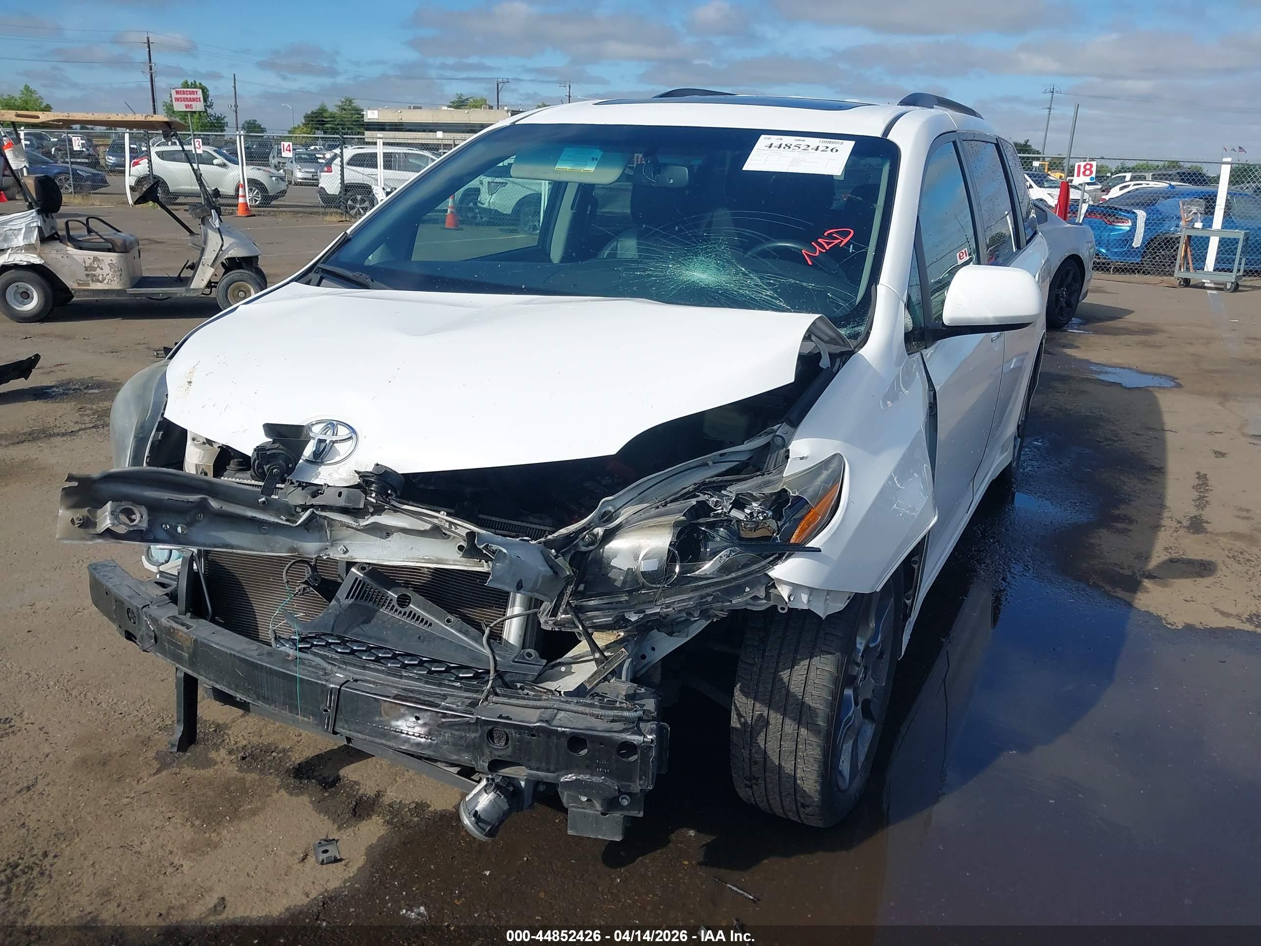 TOYOTA SIENNA image 2