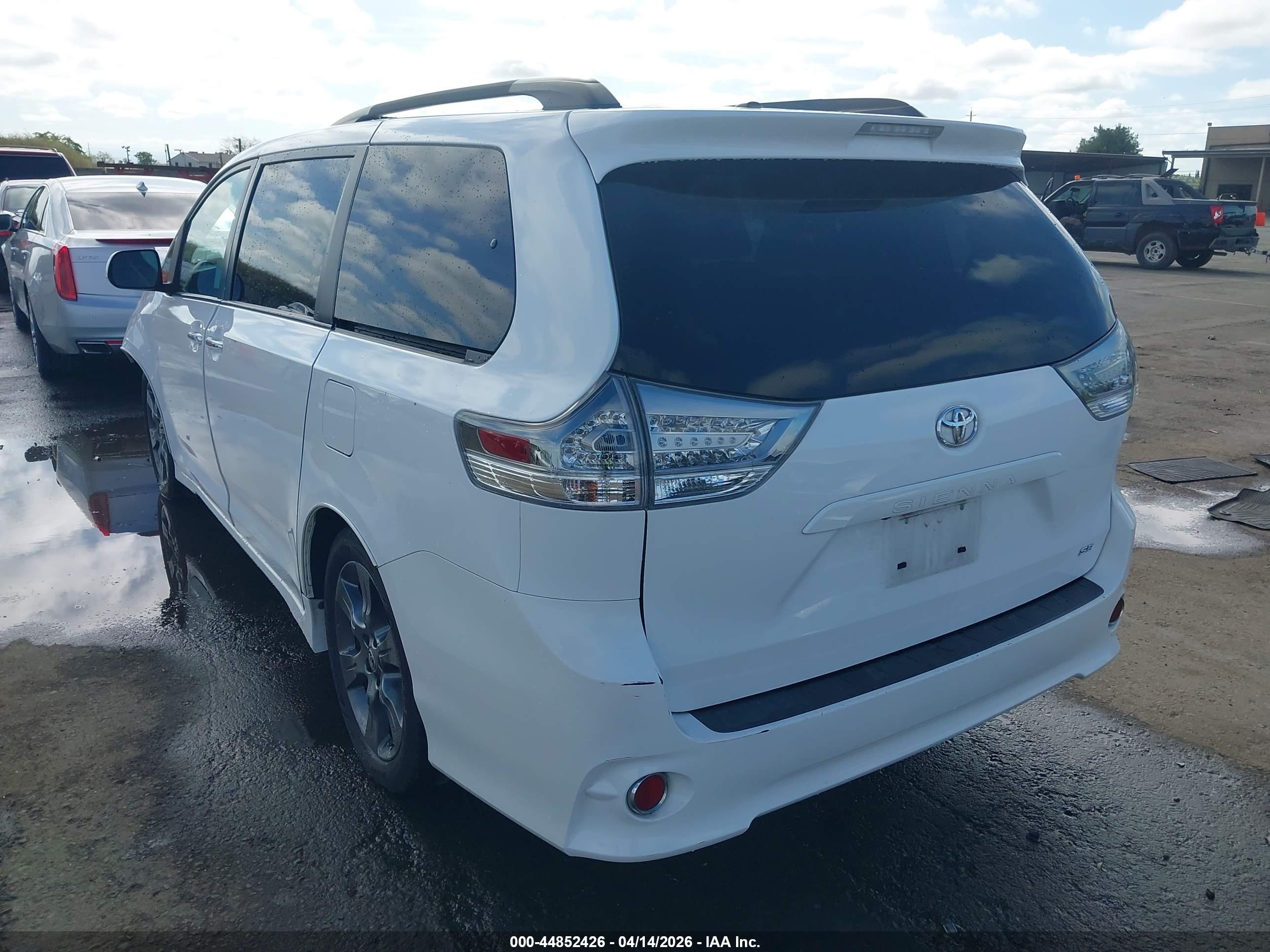 TOYOTA SIENNA image 3