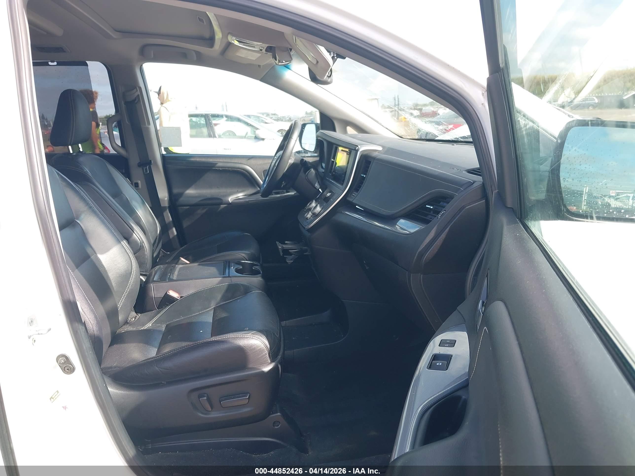 TOYOTA SIENNA image 5